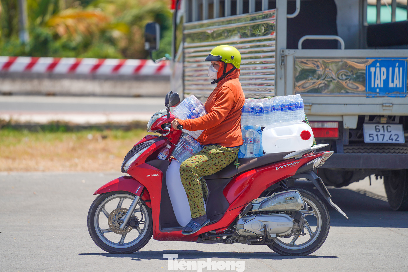 Niềm vui của người dân khi nhận được những chai nước tinh khiết.