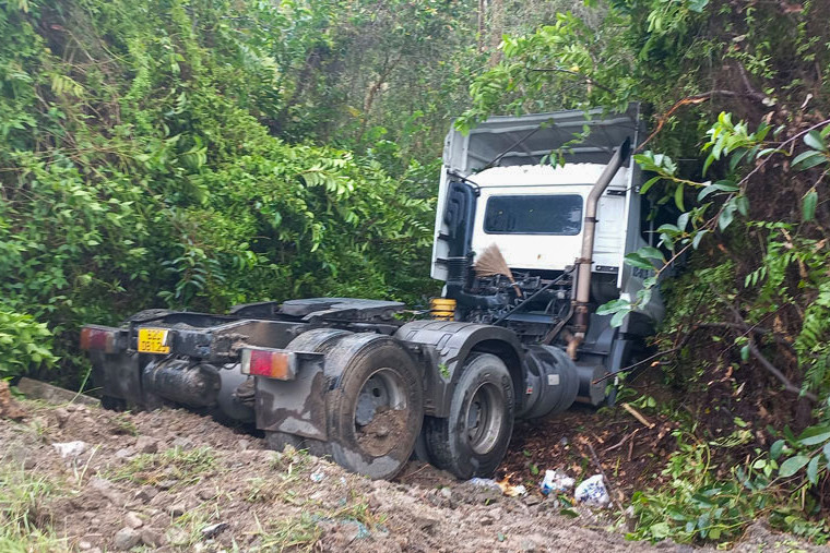 Phần đầu xe container lao xuống vệ đường, phần thân xe nằm chắn hơn 2/3 mặt QL62.