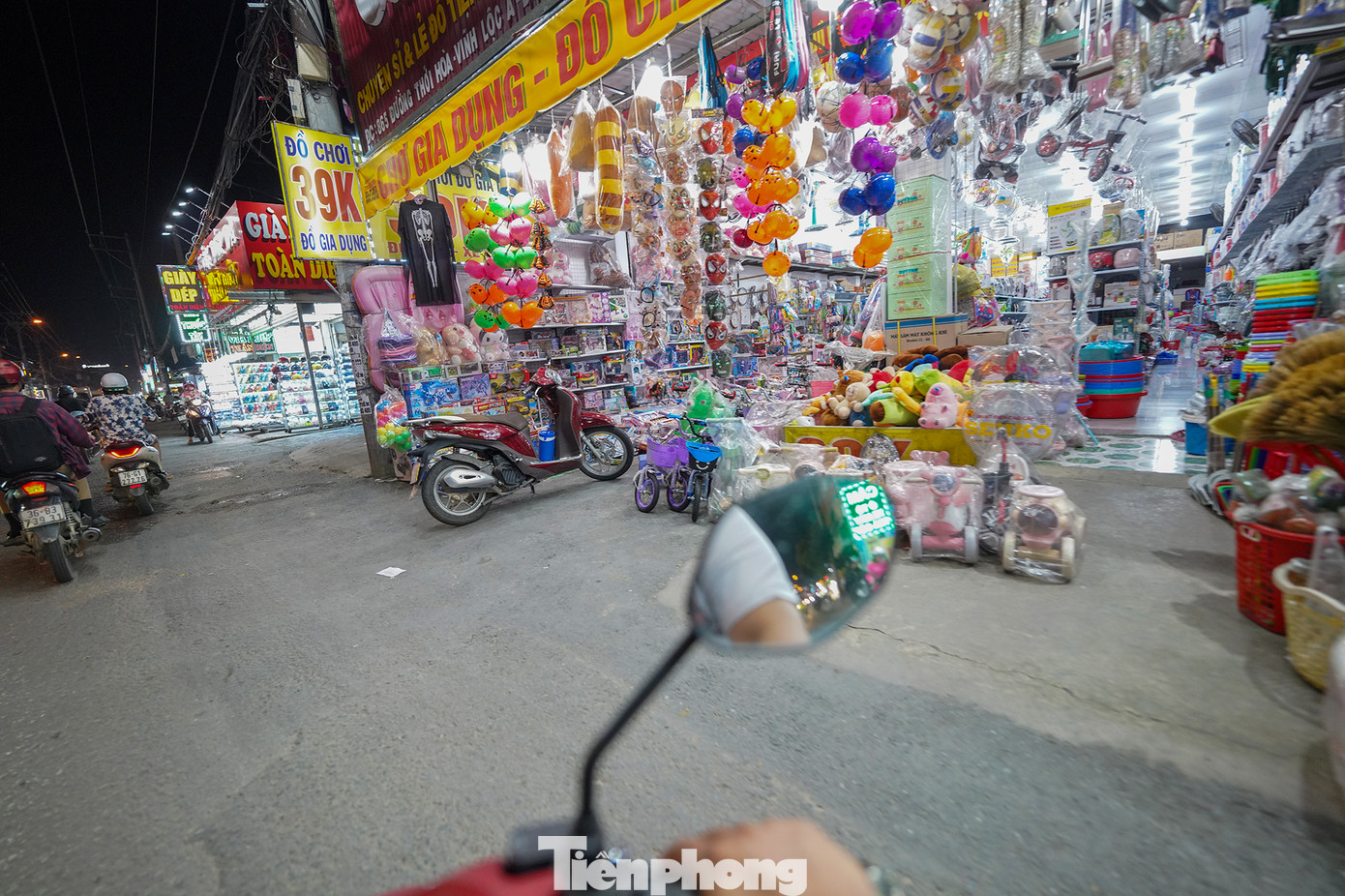 Vỉa hè đường Dân Công Hỏa Tuyến (Xã Vĩnh Lộc A, Bình Chánh, TPHCM) bị chiếm dụng, đẩy người đi bộ xuống lòng đường, tiềm ẩn nguy cơ mất an toàn giao thông.