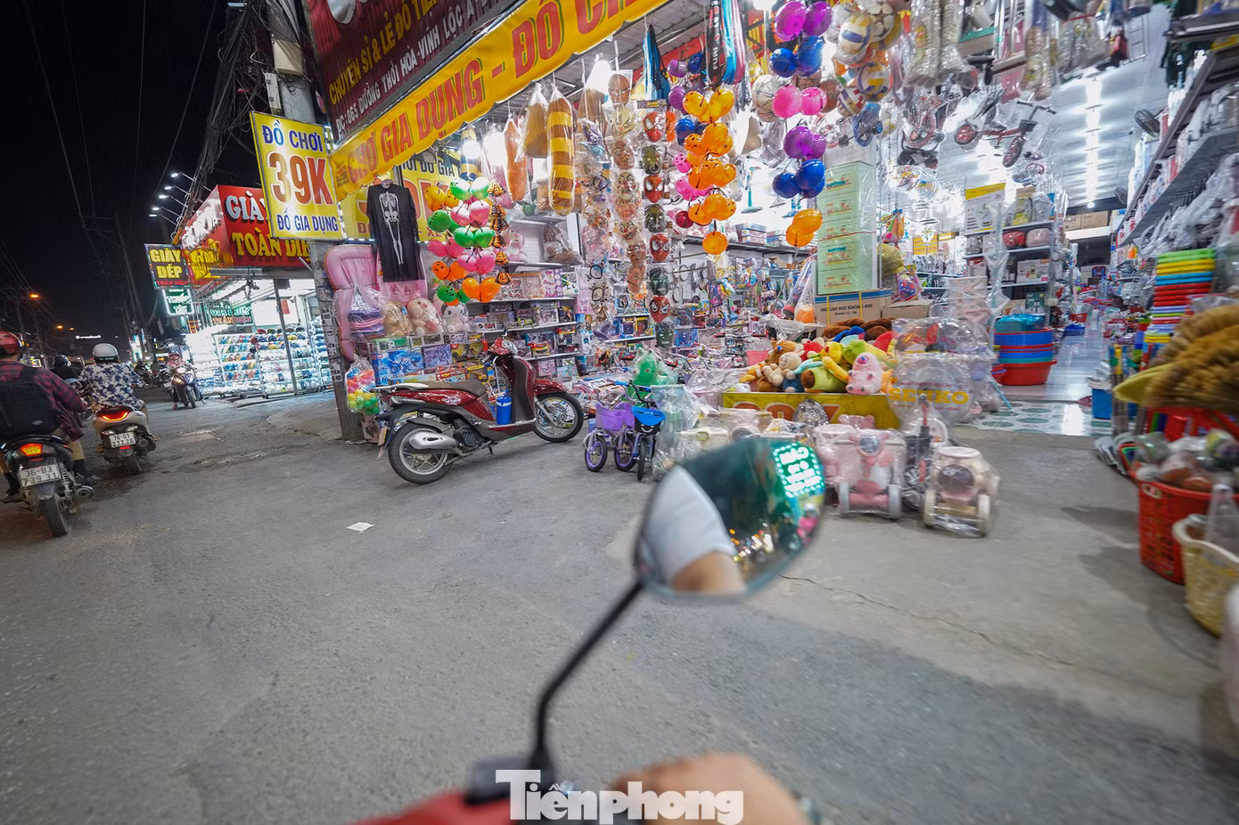 Vỉa hè đường Dân Công Hỏa Tuyến (Xã Vĩnh Lộc A, Bình Chánh, TPHCM) bị chiếm dụng, đẩy người đi bộ xuống lòng đường, tiềm ẩn nguy cơ mất an toàn giao thông.
