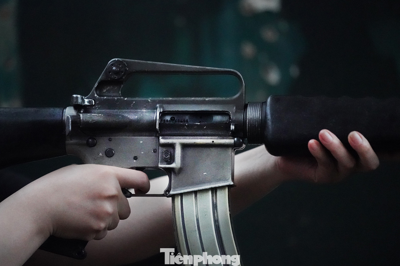 Du khách được hướng dẫn tư thế bồng súng đúng là đặt tay bên dưới ốp lót nòng, không để tay ở vị trí băng đạn.