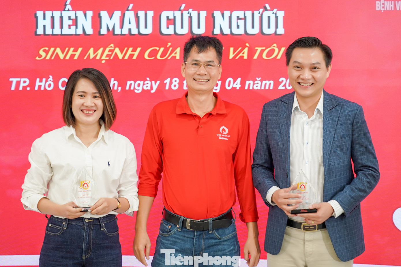 Nhân dịp này, nhà báo Lý Thành Tâm - Đảng uỷ viên, Trưởng cơ quan đại diện báo Tiền Phong tại TPHCM đã trao kỷ niệm chương cho đại diện Amway Việt Nam vì tích cực tham gia sự kiện Chủ nhật Đỏ trong nhiều năm liền.