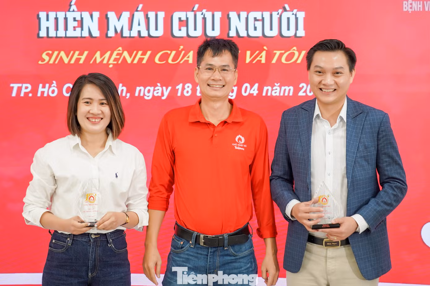 Nhân dịp này, nhà báo Lý Thành Tâm - Đảng uỷ viên, Trưởng cơ quan đại diện báo Tiền Phong tại TPHCM đã trao kỷ niệm chương cho đại diện Amway Việt Nam vì tích cực tham gia sự kiện Chủ nhật Đỏ trong nhiều năm liền.