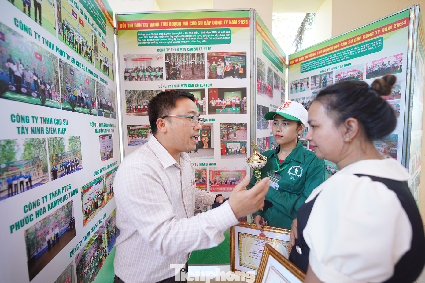 Lãnh đạo đơn vị Công ty CP Cao su Krông Buk-Rattana Kiri đang ôn lại thành tích khi có thí sinh đạt giải Bàn tay vàng nhỏ tuổi nhất.