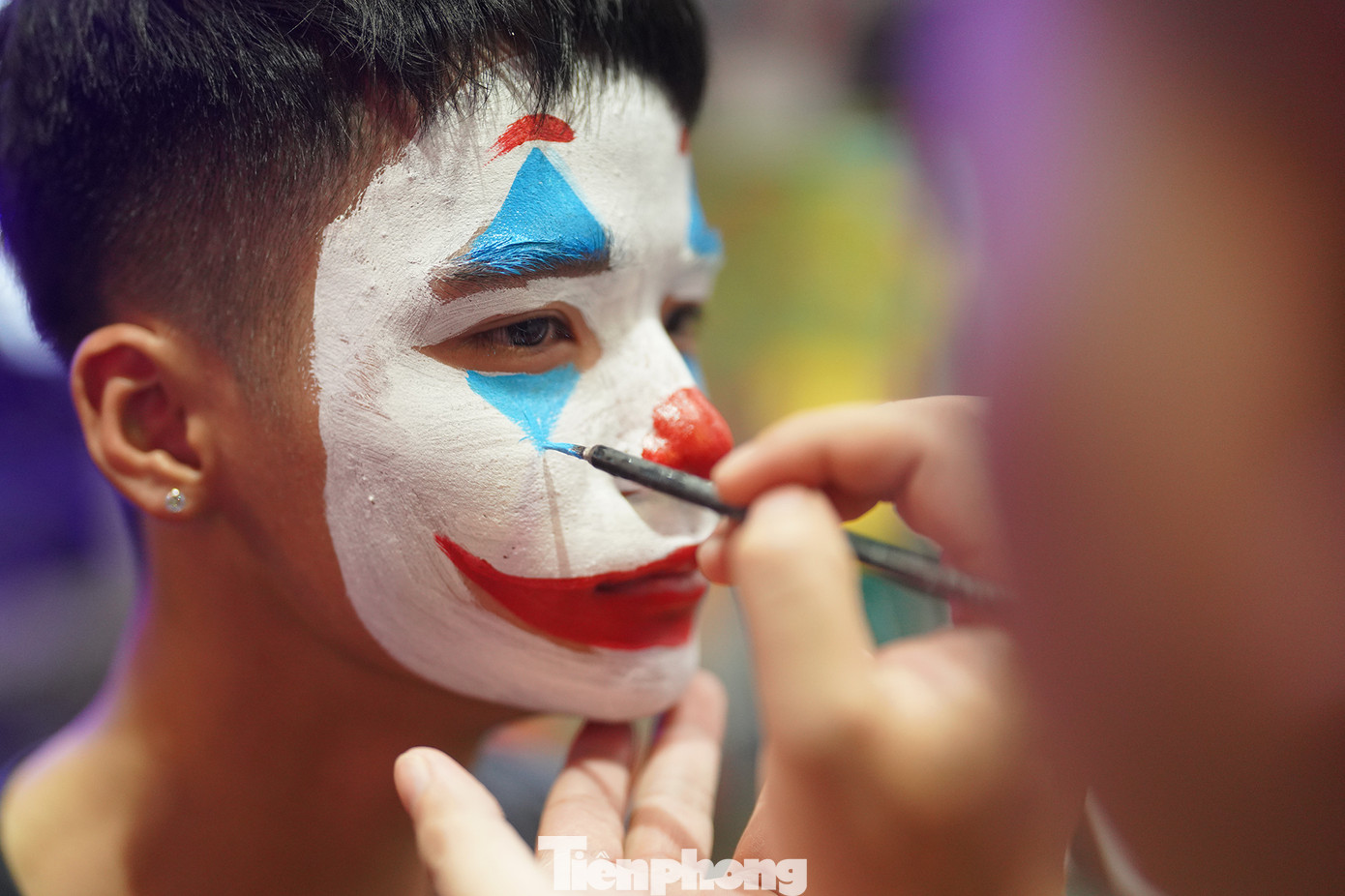 Bạn Huy mới ra phố Bùi Viện làm nhân viên phục vụ được 3 tháng. Đây là lần đầu tiên Huy được trải nghiệm không khí Halloween như thế này. Huy chi 100 ngàn đồng để vẽ mặt chú hề. Số tiền này được chủ quán hỗ trợ.