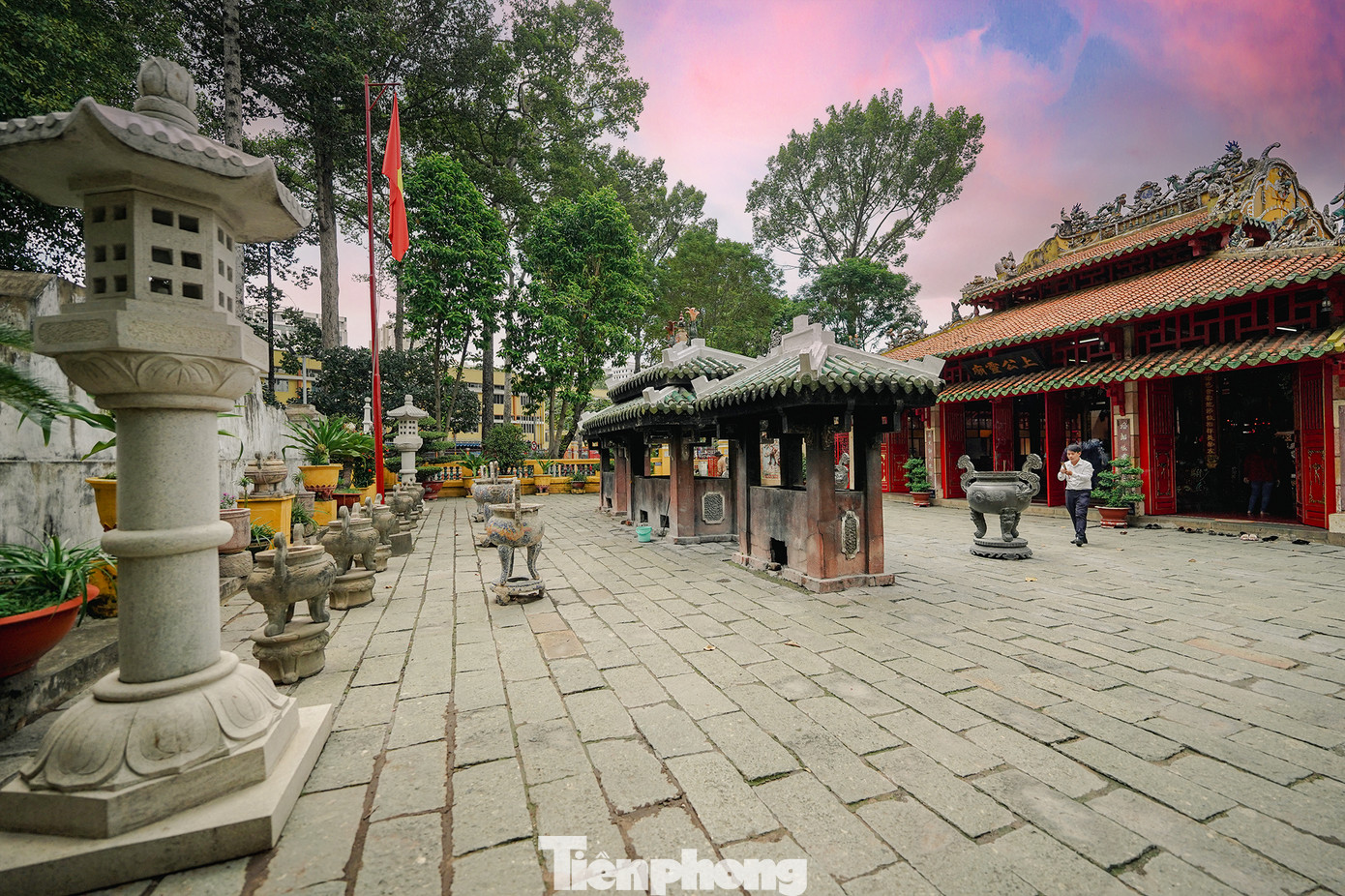 Theo các tài liệu lịch sử, sau sự biến thành Phiên An (tên gọi thành Gia Định năm 1802) năm 1835, ông Lê Văn Duyệt bị lên án, buộc tội đã gián tiếp gây nên biến loạn. Vua Minh Mạng đã ra chỉ dụ san bằng mộ, trên dựng bia đá có khắc tám chữ "Quyền yêm Lê Văn Duyệt phục pháp xử" (chỗ tên hoạn quan Lê Văn Duyệt chịu tội). Đến năm Tân Sửu (1841), vua Thiệu Trị lên ngôi cho dẹp bỏ trụ đá hài tội và đắp lại mộ. Năm đầu đời Tự Đức (1848), Đông Các đại học sĩ Võ Xuân Cẩn dâng sớ xin phục hồi quan tước, gia ơn cho con cháu các công thần, trong đó có Lê Văn Duyệt. Nhà vua xem sớ cảm động, truy phong cho ông và ban phẩm hàm cho con cháu họ. Sau đó, vua cho đắp lại phần mộ Lê Văn Duyệt ở Gia Định cao rộng thêm và cho sửa sang miếu thờ. Theo các tài liệu lịch sử, sau sự biến thành Phiên An (tên gọi thành Gia Định năm 1802) năm 1835, ông Lê Văn Duyệt bị lên án, buộc tội đã gián tiếp gây nên biến loạn. Vua Minh Mạng đã ra chỉ dụ san bằng mộ, trên dựng bia đá có khắc tám chữ "Quyền yêm Lê Văn Duyệt phục pháp xử" (chỗ tên hoạn quan Lê Văn Duyệt chịu tội). Đến năm Tân Sửu (1841), vua Thiệu Trị lên ngôi cho dẹp bỏ trụ đá hài tội và đắp lại mộ. Năm đầu đời Tự Đức (1848), Đông Các đại học sĩ Võ Xuân Cẩn dâng sớ xin phục hồi quan tước, gia ơn cho con cháu các công thần, trong đó có Lê Văn Duyệt. Nhà vua xem sớ cảm động, truy phong cho ông và ban phẩm hàm cho con cháu họ. Sau đó, vua cho đắp lại phần mộ Lê Văn Duyệt ở Gia Định cao rộng thêm và cho sửa sang miếu thờ.