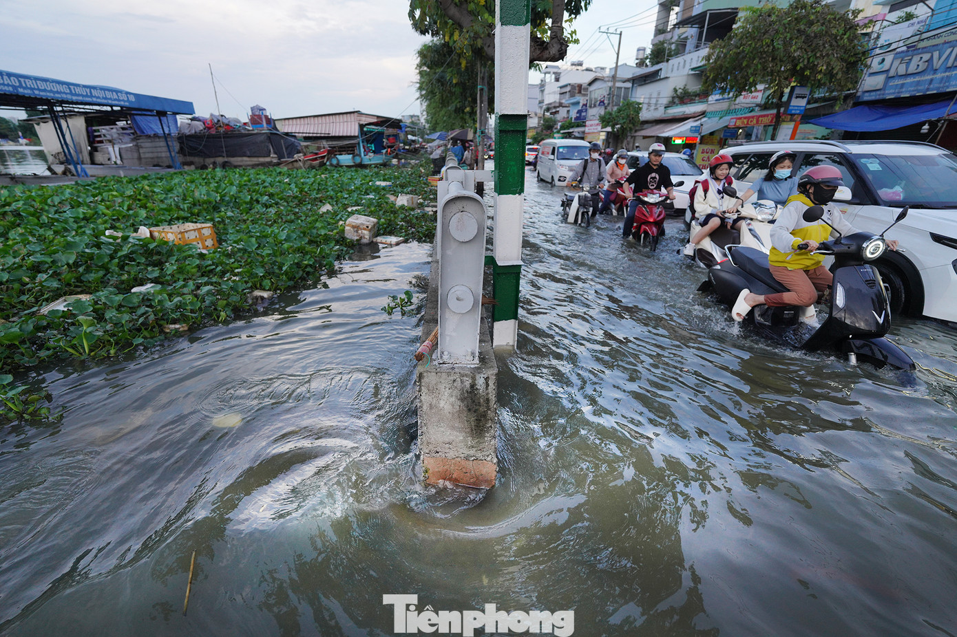 Ngập lụt khiến người dân vất vả di chuyển vào giờ tan tầm để về nhà.
