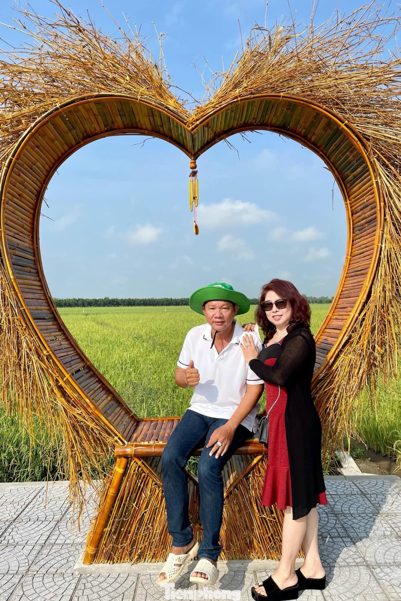 Vợ chồng ông Lang mong ước kinh doanh thuận lợi để cống hiến nhiều hơn thế nữa như mở rộng con lộ ra lớn hơn và tiếp theo đó mua một chiếc xe cứu thương tặng cho xã Giai Xuân để chở bà con miễn phí. Dịp Tết hàng năm, ông Lang cũng hỗ trợ cho bà con nghèo, cận nghèo hơn 500 phần quà, mỗi phần trị giá gần 400 ngàn để bà con ăn Tết đầm ấm, an lành hơn. Vợ chồng ông Lang mong ước kinh doanh thuận lợi để cống hiến nhiều hơn thế nữa như mở rộng con lộ ra lớn hơn và tiếp theo đó mua một chiếc xe cứu thương tặng cho xã Giai Xuân để chở bà con miễn phí. Dịp Tết hàng năm, ông Lang cũng hỗ trợ cho bà con nghèo, cận nghèo hơn 500 phần quà, mỗi phần trị giá gần 400 ngàn để bà con ăn Tết đầm ấm, an lành hơn.