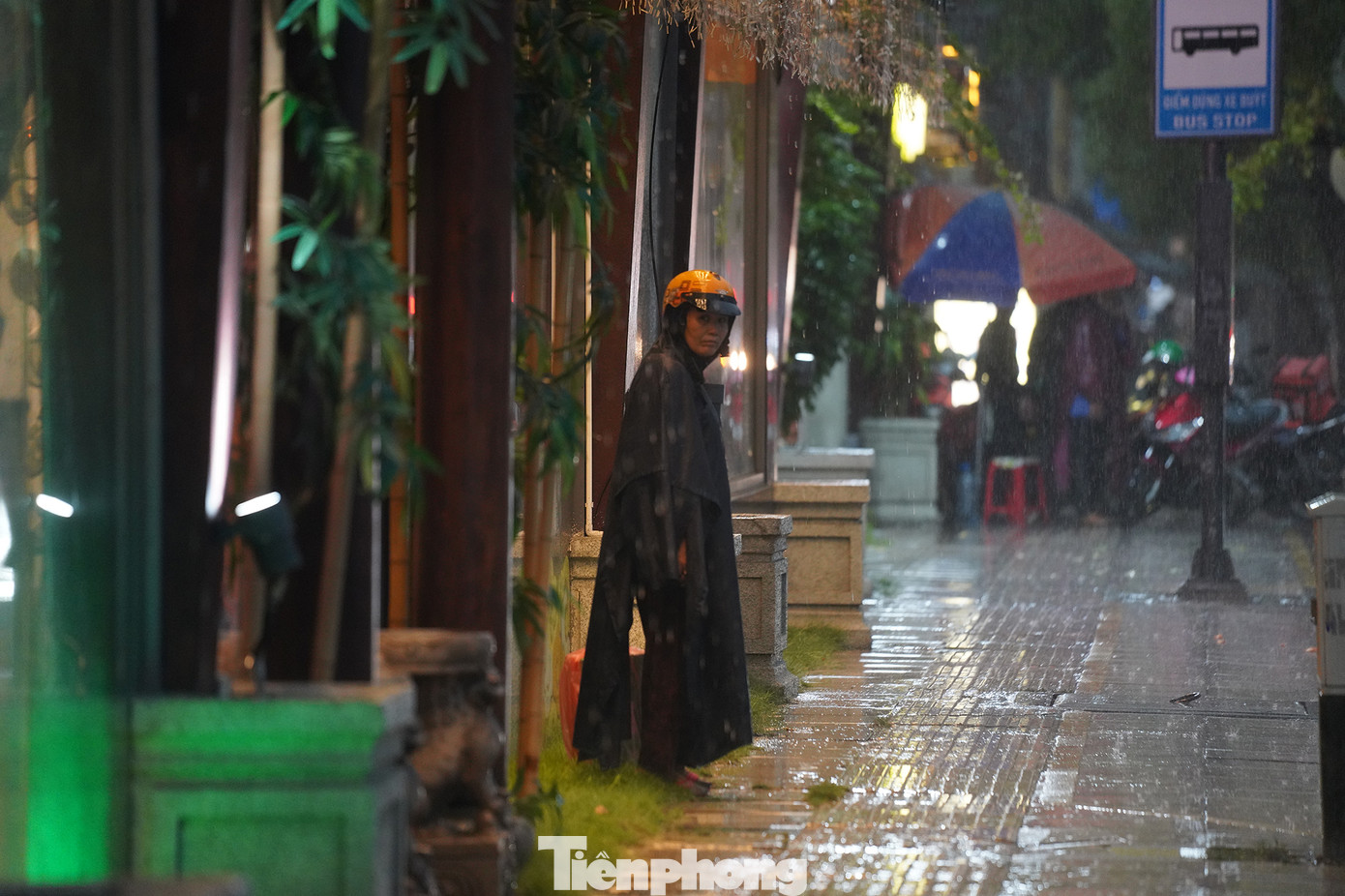 Nhiều người không thể di chuyển, dựng xe bên vỉa hè, vào mái nhà trú mưa.