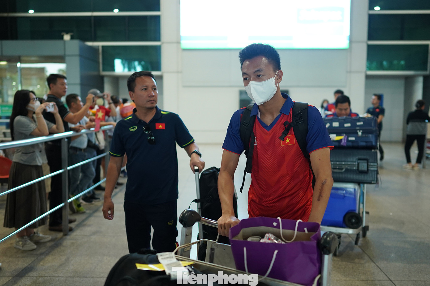 Các thành viên đội bóng đá U22 Việt Nam khá buồn khi chỉ giành được chiếc HCĐ. Trong ảnh, Nguyễn Thái Sơn khá trầm ngâm khi bước nhanh ra xe.