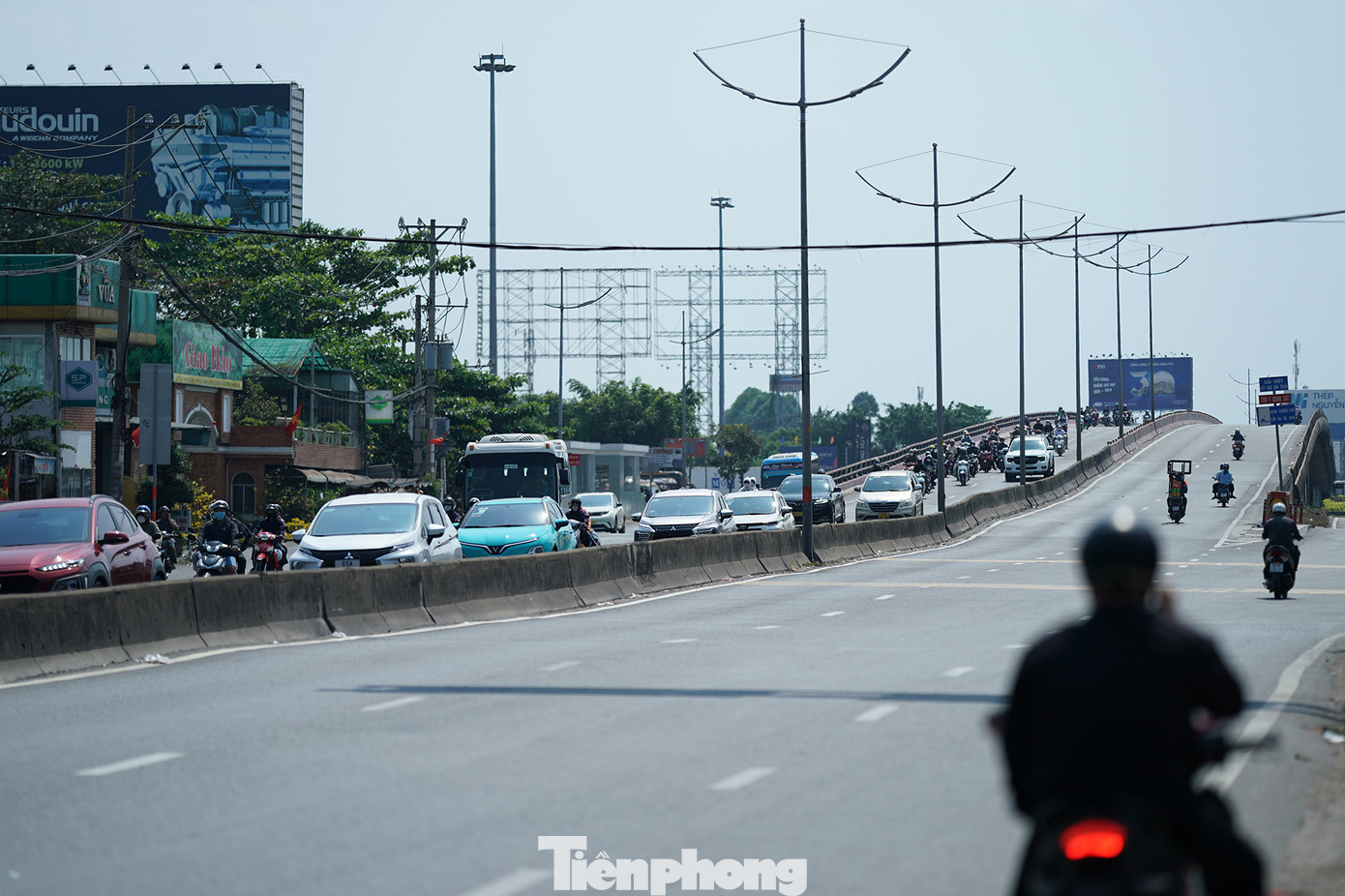Trên cầu vượt Bình Thuận, nút giao Lê Khả Phiêu (Quốc lộ 1A cũ) - Nguyễn Văn Linh - đường dẫn cao tốc Trung Lương - TPHCM, dòng phương tiện đối lập rõ rệt theo hướng từ các tỉnh miền Tây hướng về TPHCM.