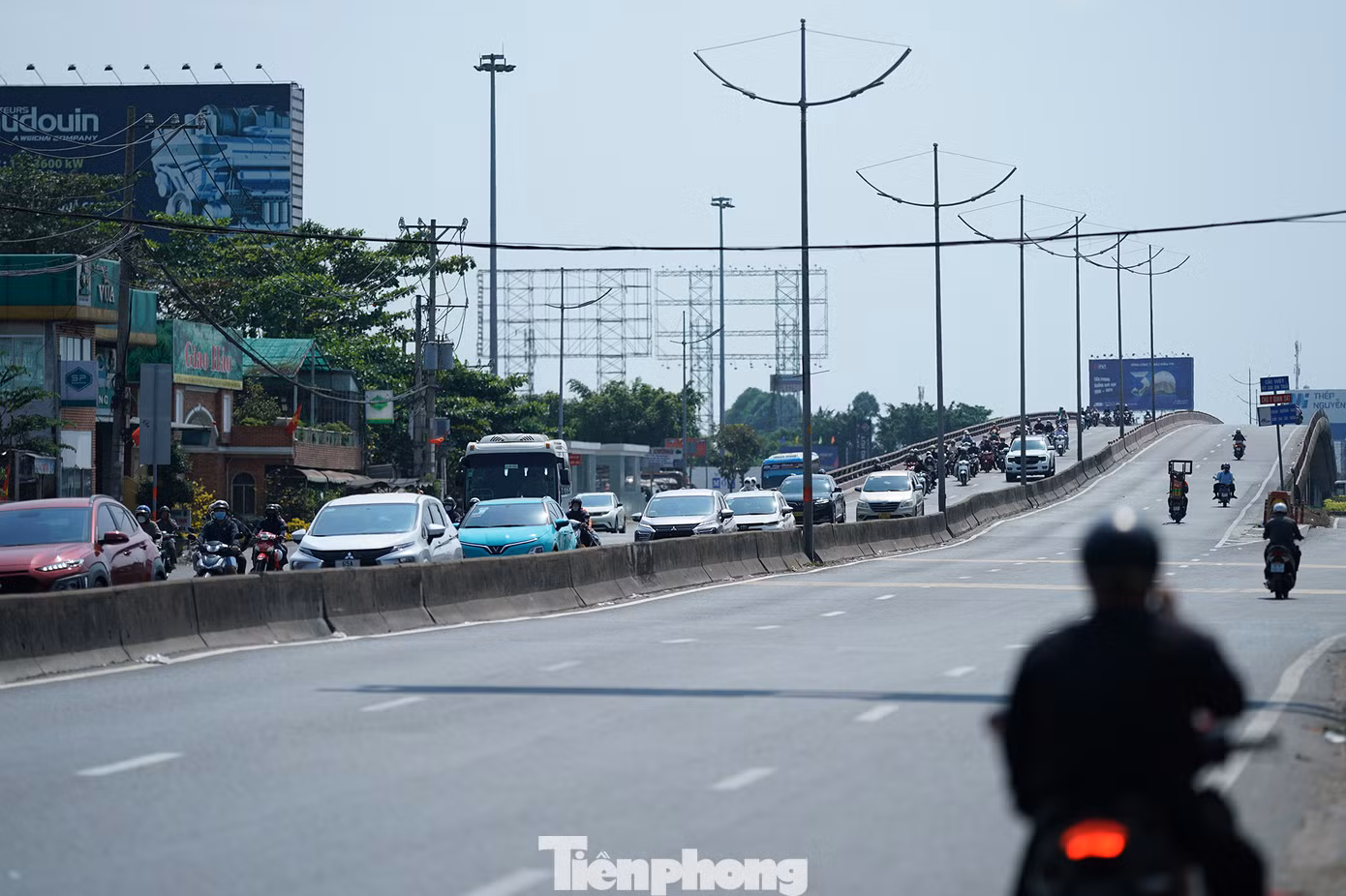 Trên cầu vượt Bình Thuận, nút giao Lê Khả Phiêu (Quốc lộ 1A cũ) - Nguyễn Văn Linh - đường dẫn cao tốc Trung Lương - TPHCM, dòng phương tiện đối lập rõ rệt theo hướng từ các tỉnh miền Tây hướng về TPHCM.
