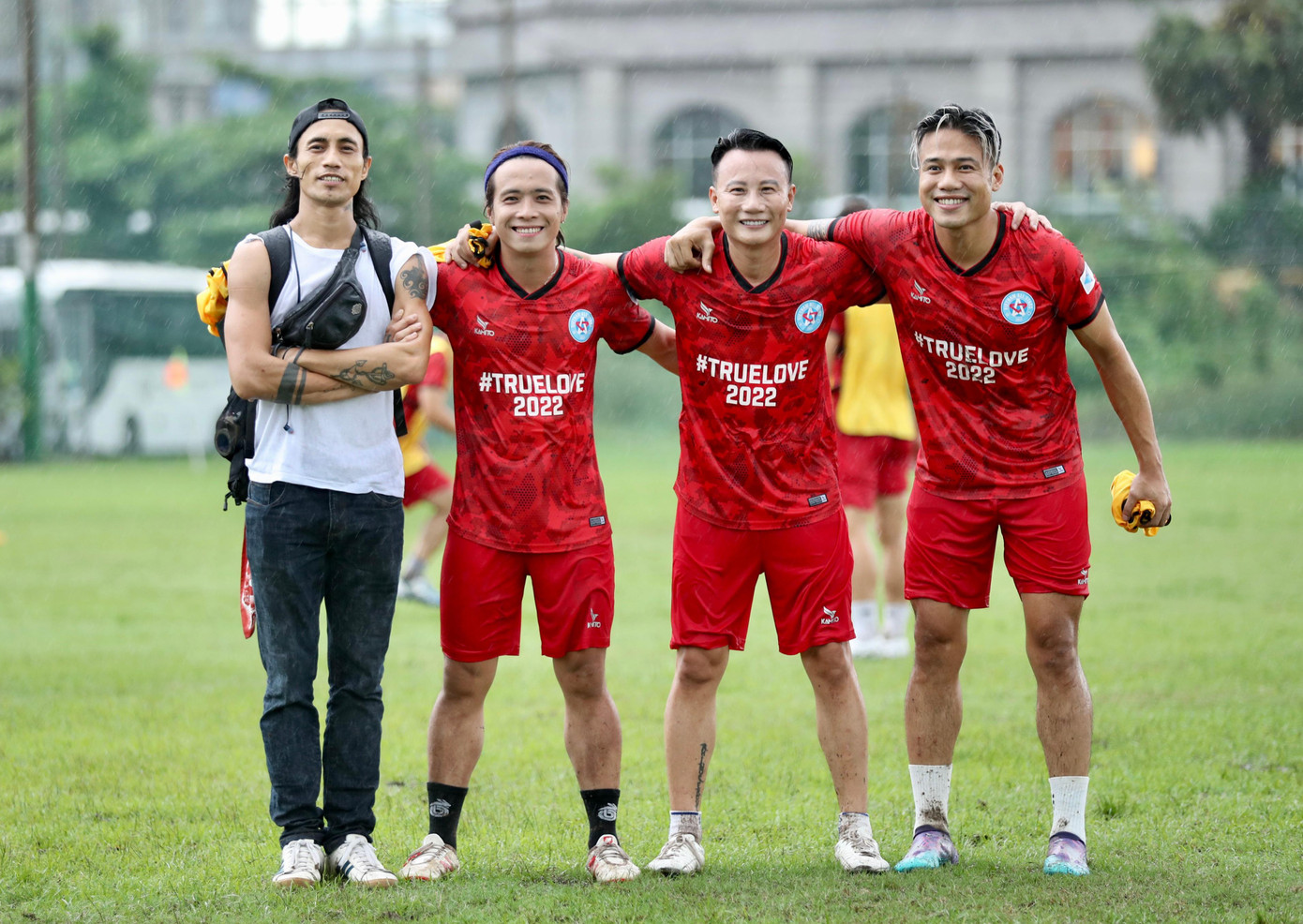 Ca sĩ Anh Khoa cũng có mặt cổ vũ cho các đồng nghiệp.