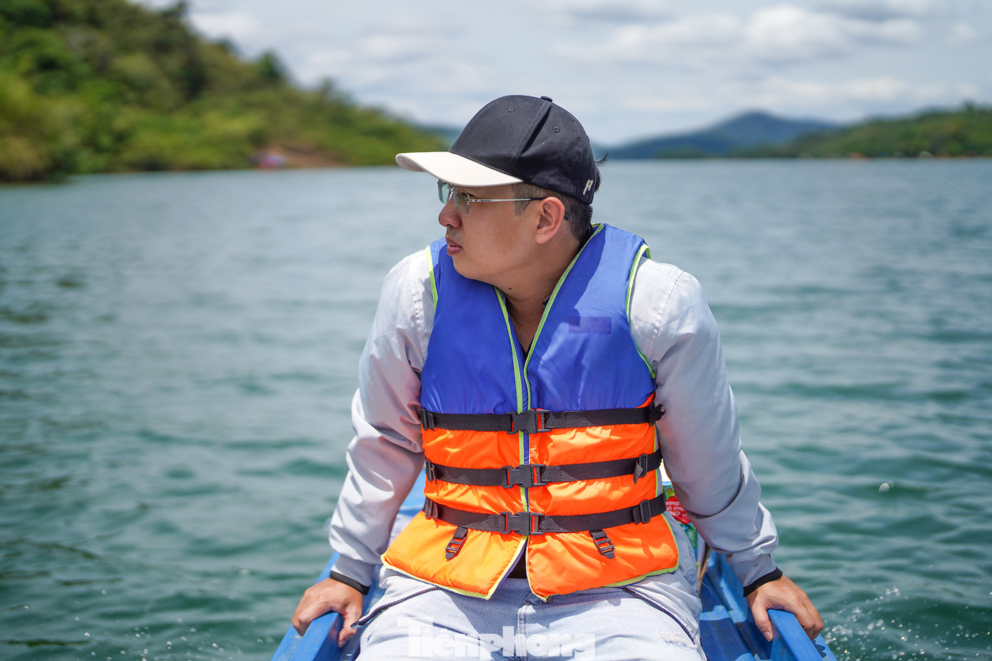 Cách TPHCM gần 170 km, hồ Đa Mi nằm tách biệt với thế giới khô hạn bên ngoài khi vẫn tích được lượng nước lớn trong xanh, mát lạnh. Hồ nằm cách TP Phan Thiết chừng 60 km về phía tây bắc. Xung quanh hồ là những cánh rừng nguyên sinh hùng vĩ, những con suối trong vắt róc rách chảy, bãi cỏ xanh mướt và đẹp nhất, đặc biệt nhất chính là “bộ 3 đệ nhất thác” - thác 9 tầng, thác Mây và thác Mưa. Cách TPHCM gần 170 km, hồ Đa Mi nằm tách biệt với thế giới khô hạn bên ngoài khi vẫn tích được lượng nước lớn trong xanh, mát lạnh. Hồ nằm cách TP Phan Thiết chừng 60 km về phía tây bắc. Xung quanh hồ là những cánh rừng nguyên sinh hùng vĩ, những con suối trong vắt róc rách chảy, bãi cỏ xanh mướt và đẹp nhất, đặc biệt nhất chính là “bộ 3 đệ nhất thác” - thác 9 tầng, thác Mây và thác Mưa.