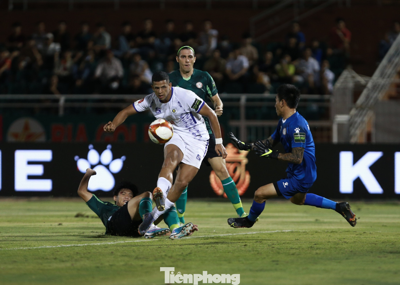 Phút 38, bàn thắng đến với Hà Nội FC và người lập công là Lucao Vinicius.