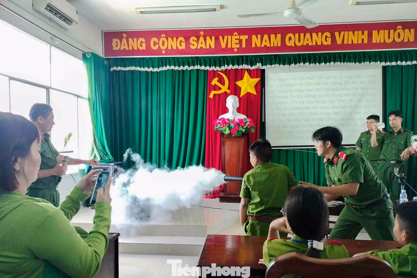 Trước khi ra thao trường luyện võ, các bé đã trải qua các lớp gấp chăn màn, PCCC, kỹ năng thoát hiểm...