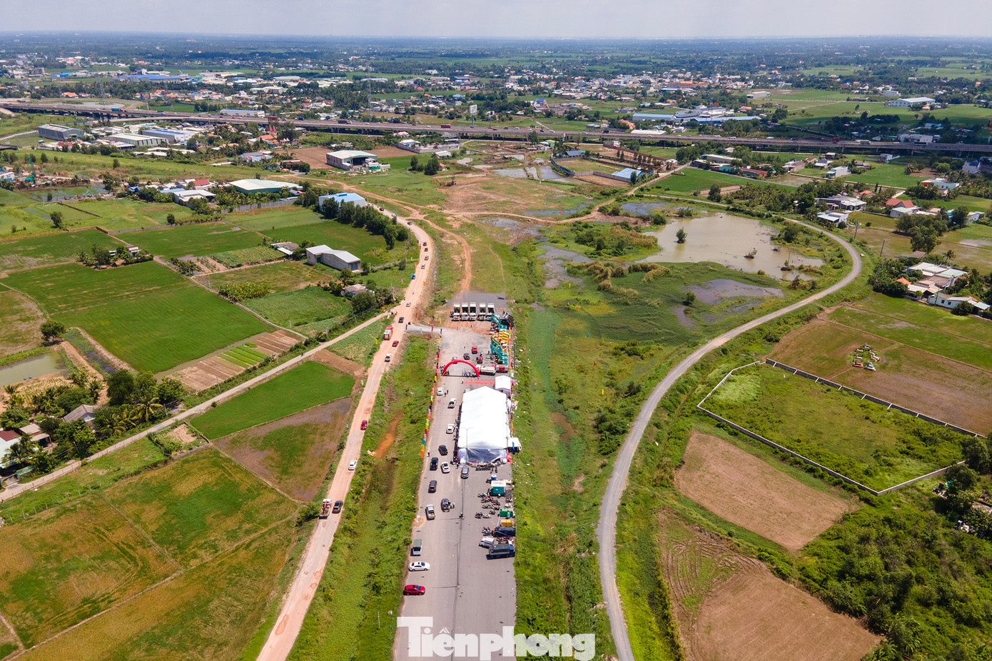 Dự án được chia thành 8 dự án thành phần. Trong đó, Long An được giao làm chủ đầu tư 2 dự án thành phần, gồm: Dự án thành phần 7 là dự án thi công xây dựng có tổng mức đầu tư hơn 3.000 tỷ đồng; Dự án thành phần 8 là dự án giải phóng mặt bằng có tổng vốn gần 1.200 tỷ đồng.