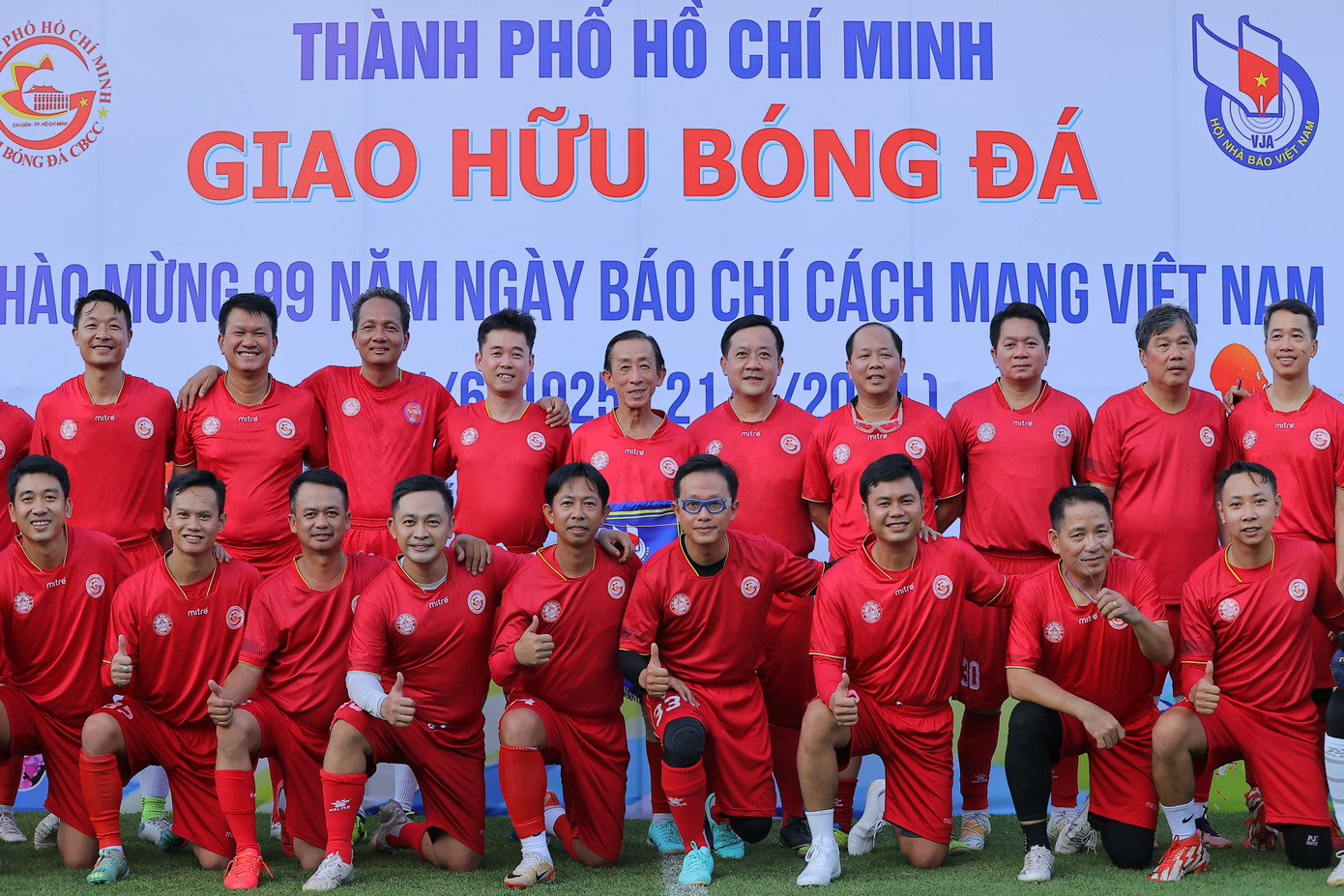 Đội bóng đá CBCC TP.HCM dưới sự dẫn dắt của “cầu thủ”, PGS – TS Trần Hoàng Ngân (trợ lý Bí thư Thành ủy TPHCM, ở giữa cầm cờ)