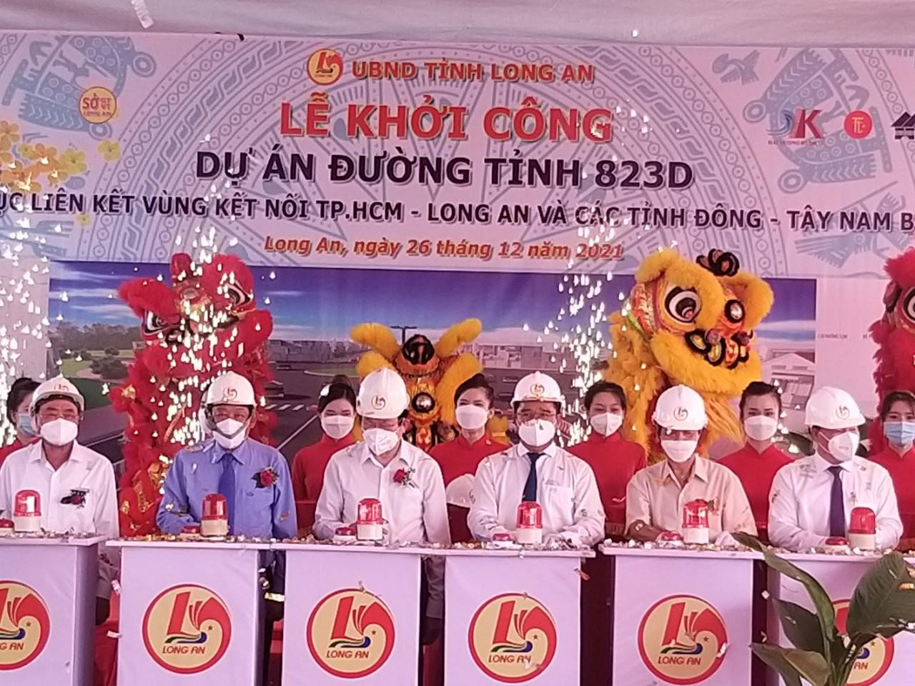 Ông Nguyễn Văn Út cùng đại biểu bấm nút khởi công. (Ảnh: L.L) Ông Nguyễn Văn Út cùng đại biểu bấm nút khởi công. (Ảnh: L.L)