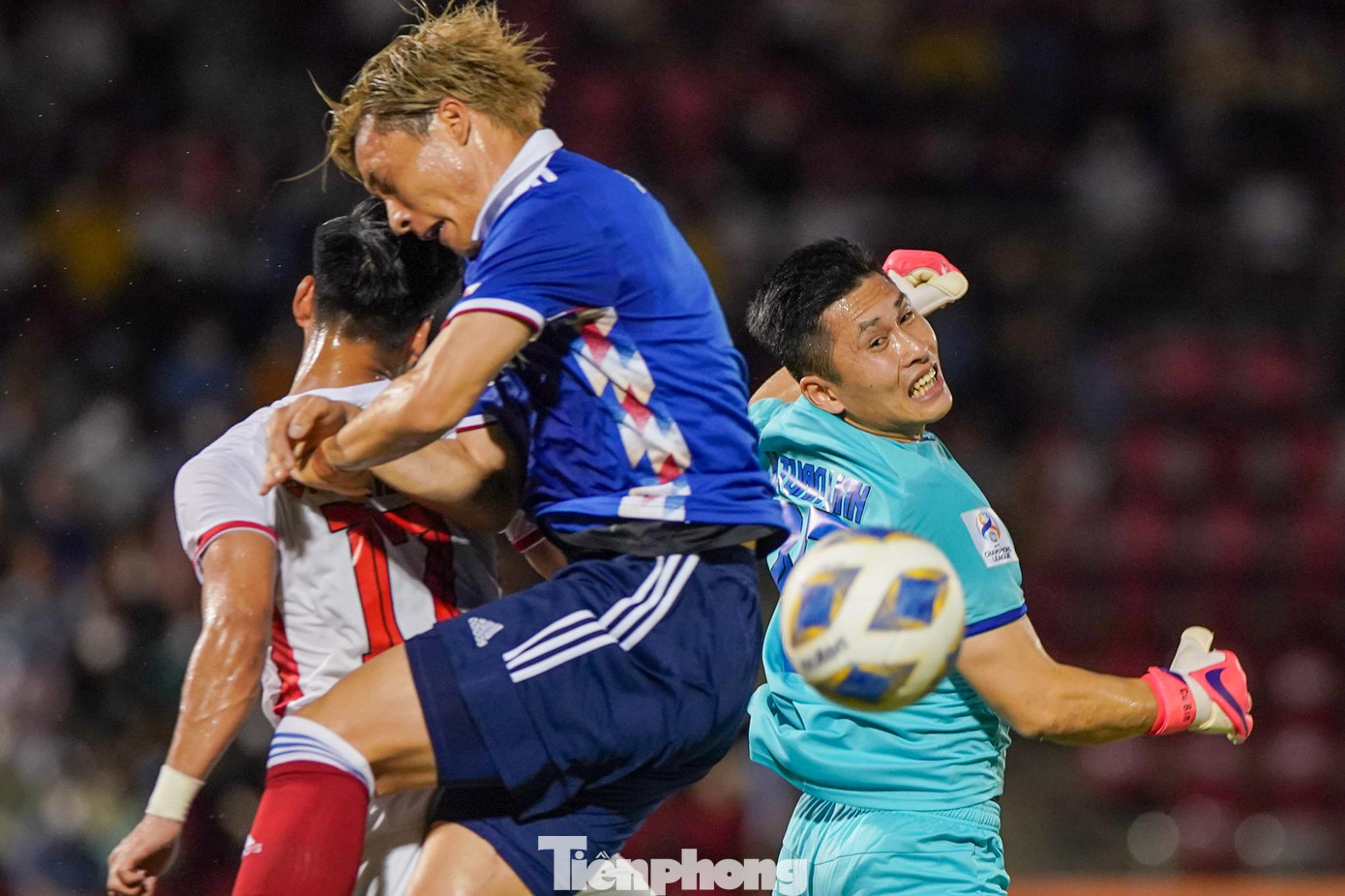 Phút thứ 10, Yokohama liên tiếp có 2 tình huống uy hiếp khung thành thủ môn Tuấn Linh. Đầu tiên là cú dứt điểm của Leo Ceara và sau đó là tình huống đánh đầu cận thành của Watanabe, dù vậy thủ thành Huỳnh Tuấn Linh đã chơi xuất sắc và cứu thua cho HAGL. Phút thứ 10, Yokohama liên tiếp có 2 tình huống uy hiếp khung thành thủ môn Tuấn Linh. Đầu tiên là cú dứt điểm của Leo Ceara và sau đó là tình huống đánh đầu cận thành của Watanabe, dù vậy thủ thành Huỳnh Tuấn Linh đã chơi xuất sắc và cứu thua cho HAGL.