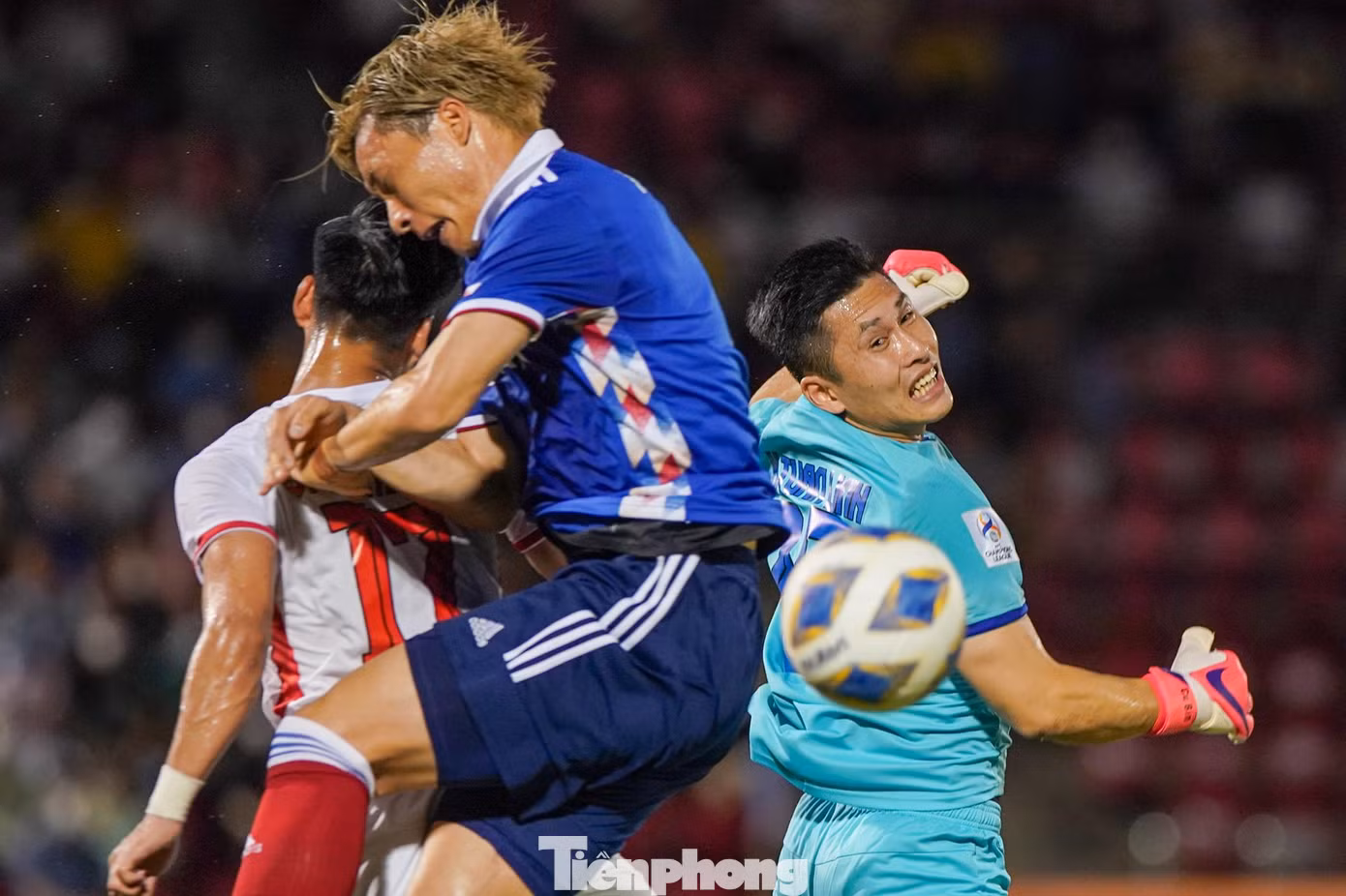 Phút thứ 10, Yokohama liên tiếp có 2 tình huống uy hiếp khung thành thủ môn Tuấn Linh. Đầu tiên là cú dứt điểm của Leo Ceara và sau đó là tình huống đánh đầu cận thành của Watanabe, dù vậy thủ thành Huỳnh Tuấn Linh đã chơi xuất sắc và cứu thua cho HAGL. Phút thứ 10, Yokohama liên tiếp có 2 tình huống uy hiếp khung thành thủ môn Tuấn Linh. Đầu tiên là cú dứt điểm của Leo Ceara và sau đó là tình huống đánh đầu cận thành của Watanabe, dù vậy thủ thành Huỳnh Tuấn Linh đã chơi xuất sắc và cứu thua cho HAGL.