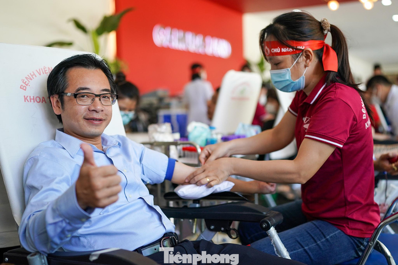 Ông Phạm Minh Mẫn, Phó Bí thư Quận ủy, Chủ tịch UBND quận Tân Phú hào hứng tham gia hoạt động đầy ý nghĩa.