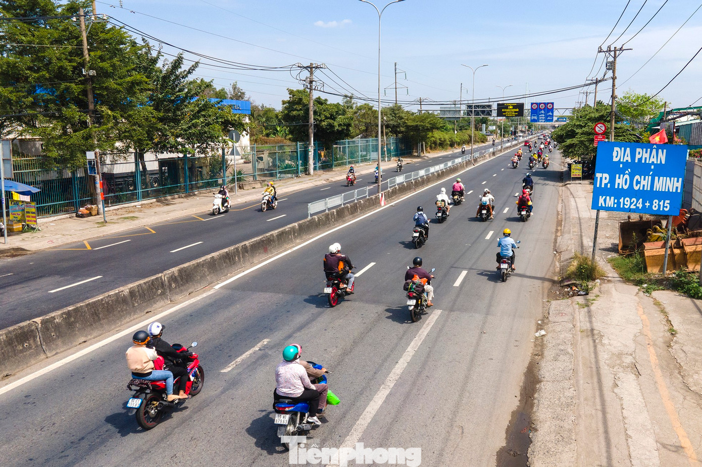 Đặt tên đường Lê Khả Phiêu cho đoạn Quốc lộ 1, từ vòng xoay An Lạc đến ranh tỉnh Long An, thuộc địa bàn quận Bình Tân, huyện Bình Chánh. Tuyến đường có chiều dài 9.420m, lộ giới 120m.