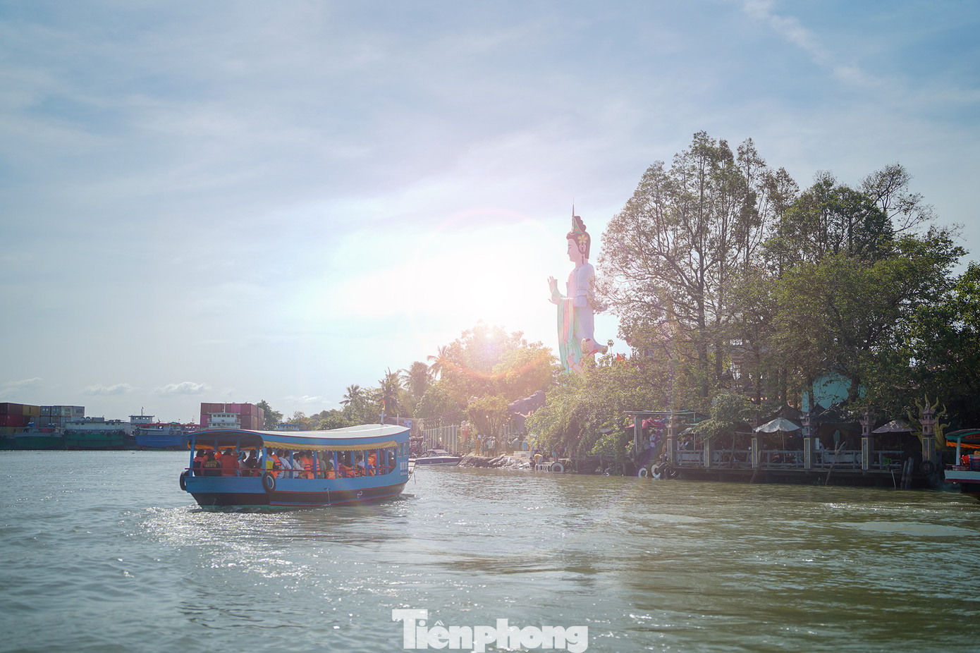 Từ sáng sớm, các chuyến đò ngang liên tục đưa rước khách. Khách hành hương lưu ý, khi đi qua đò nào là phải giữ lại vé, khi về chọn đúng tên đò đã đi. Nếu không để ý, du khách lên khác đò chiều về sẽ bị phụ thu 10.000 đồng.