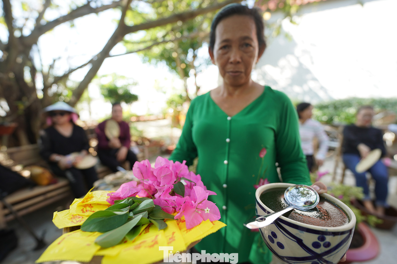 Cô Nguyễn Thị Vân, đại diện hộ gia đình Sáu Trúng đang giới thiệu món "Sâm sâm giải nhiệt" đến các du khách đang ngâm chân thư giãn tại nhà cô Năm Tuyết.