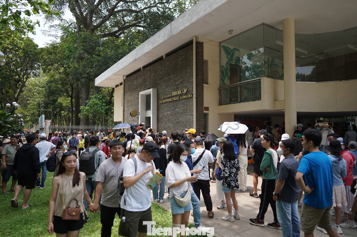 Bên ngoài di tích Dinh Độc Lập, nhiều du khách phải chuyển hướng qua phía công viên Thống Nhất.