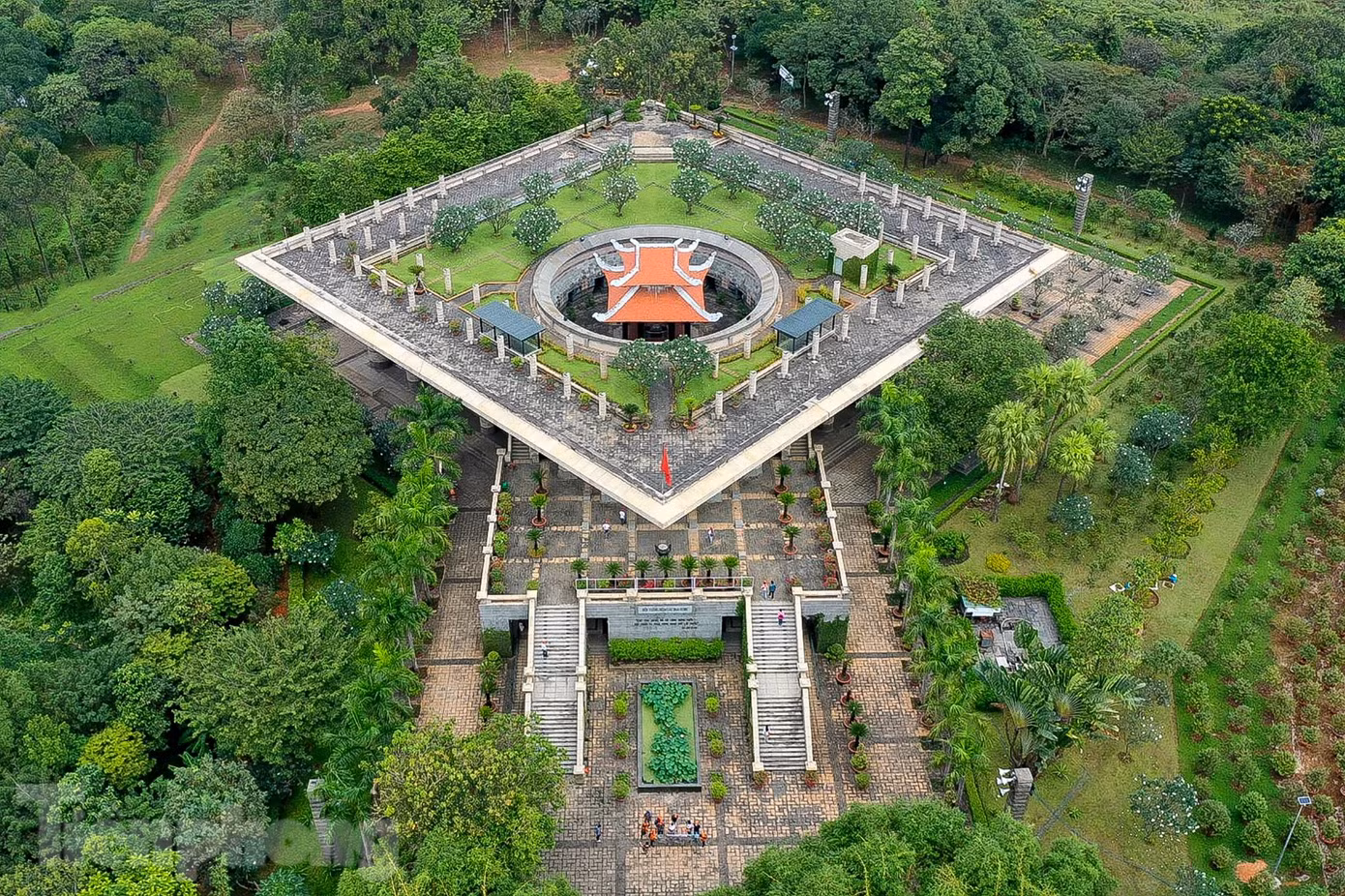 Điểm đến đầu tiên là công viên Lịch sử văn hóa dân tộc. Công viên có 4 khu vực tái hiện lại toàn bộ lịch sử của đất nước, từ thời khởi thủy cho đến nay, gồm: Khu cổ đại rộng 84 ha hay còn gọi là Khu tưởng niệm các vua Hùng. Khu trung đại rộng 29 ha, là khu thể hiện các sự kiện lịch sử từ thời Đinh đến thời Tây Sơn; khu cận - hiện đại rộng 35 ha, tái hiện thời kỳ nhà Nguyễn, thời kỳ đấu tranh giành độc lập qua hai cuộc kháng chiến chống Pháp và Mỹ ở Việt Nam; khu sinh hoạt văn hóa với những phức hợp như khu làng văn hóa dân tộc và Khu bảo tàng lịch sử tự nhiên, vui chơi giải trí.