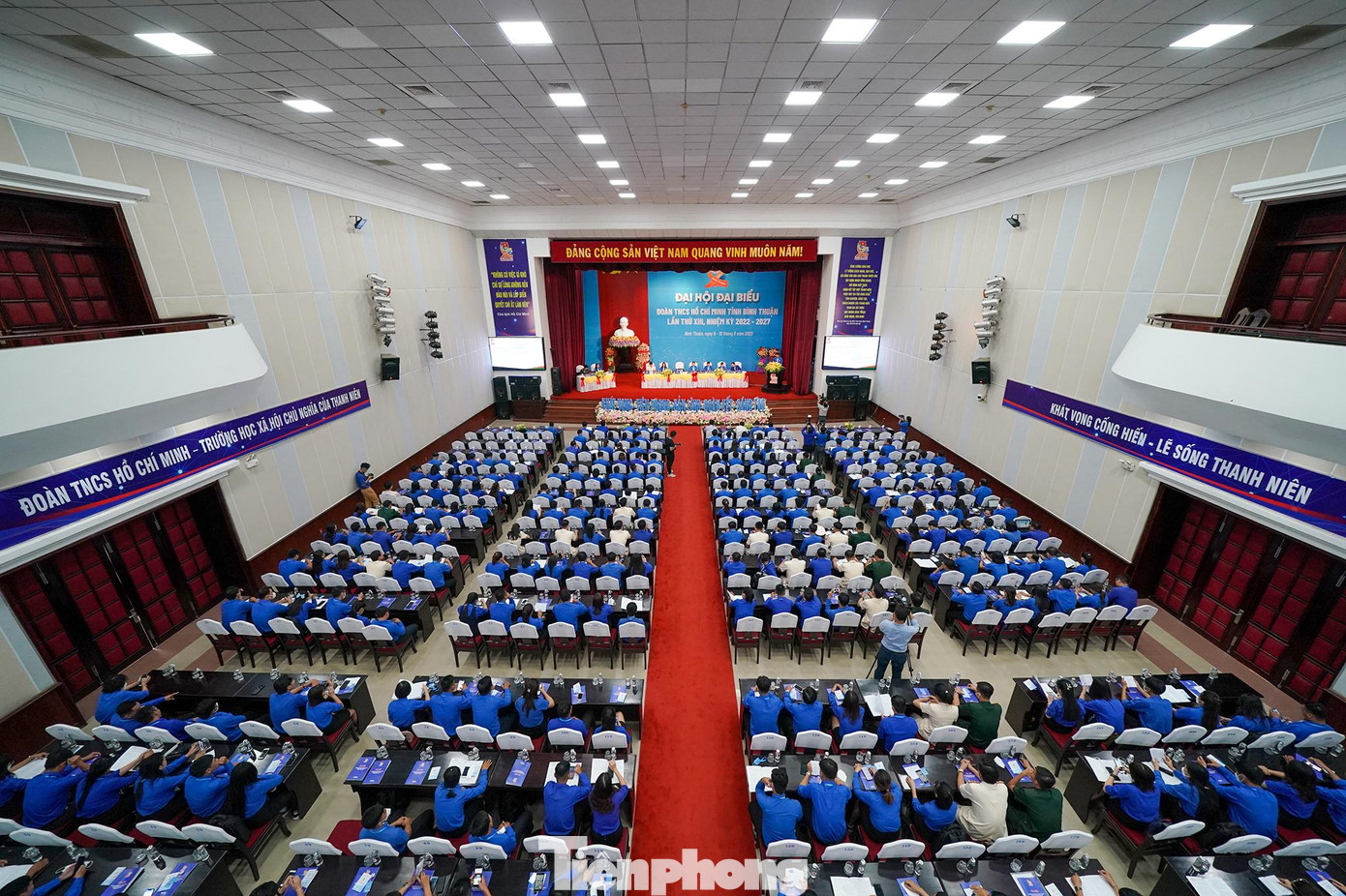 Chiều 9/8, tại Trung tâm Hội nghị tỉnh Bình Thuận, Ban Chấp hành Ðoàn TNCS Hồ Chí Minh tỉnh Bình Thuận khóa XII long trọng tổ chức Ðại hội đại biểu Đoàn TNCS Hồ Chí Minh tỉnh Bình Thuận khóa XIII, nhiệm kỳ 2022-2027 với sự tham dự của 250 đại biểu chính thức, đại diện cho hơn 339.000 đoàn viên trong toàn tỉnh. Dự phiên khai mạc Đại hội, về phía Trung ương Đoàn có chị Hồ Hồng Nguyên, Ủy viên BCH Trung ương Đoàn, quyền Trưởng Ban Thanh niên trường học Trung ương Đoàn, Phó Chủ tịch Hội Sinh viên Việt Nam; anh Nguyễn Nhất Linh, Ủy viên BCH Trung ương Đoàn, Phó Trưởng Ban Thanh niên Trường học Trung ương Đoàn, Phó Chủ tịch Hội Sinh viên Việt Nam; anh Cù Đức Quân, Ủy viên BCH Trung ương Đoàn, Phó Trưởng ban Tuyên giáo Trung ương Đoàn. Chiều 9/8, tại Trung tâm Hội nghị tỉnh Bình Thuận, Ban Chấp hành Ðoàn TNCS Hồ Chí Minh tỉnh Bình Thuận khóa XII long trọng tổ chức Ðại hội đại biểu Đoàn TNCS Hồ Chí Minh tỉnh Bình Thuận khóa XIII, nhiệm kỳ 2022-2027 với sự tham dự của 250 đại biểu chính thức, đại diện cho hơn 339.000 đoàn viên trong toàn tỉnh. Dự phiên khai mạc Đại hội, về phía Trung ương Đoàn có chị Hồ Hồng Nguyên, Ủy viên BCH Trung ương Đoàn, quyền Trưởng Ban Thanh niên trường học Trung ương Đoàn, Phó Chủ tịch Hội Sinh viên Việt Nam; anh Nguyễn Nhất Linh, Ủy viên BCH Trung ương Đoàn, Phó Trưởng Ban Thanh niên Trường học Trung ương Đoàn, Phó Chủ tịch Hội Sinh viên Việt Nam; anh Cù Đức Quân, Ủy viên BCH Trung ương Đoàn, Phó Trưởng ban Tuyên giáo Trung ương Đoàn.