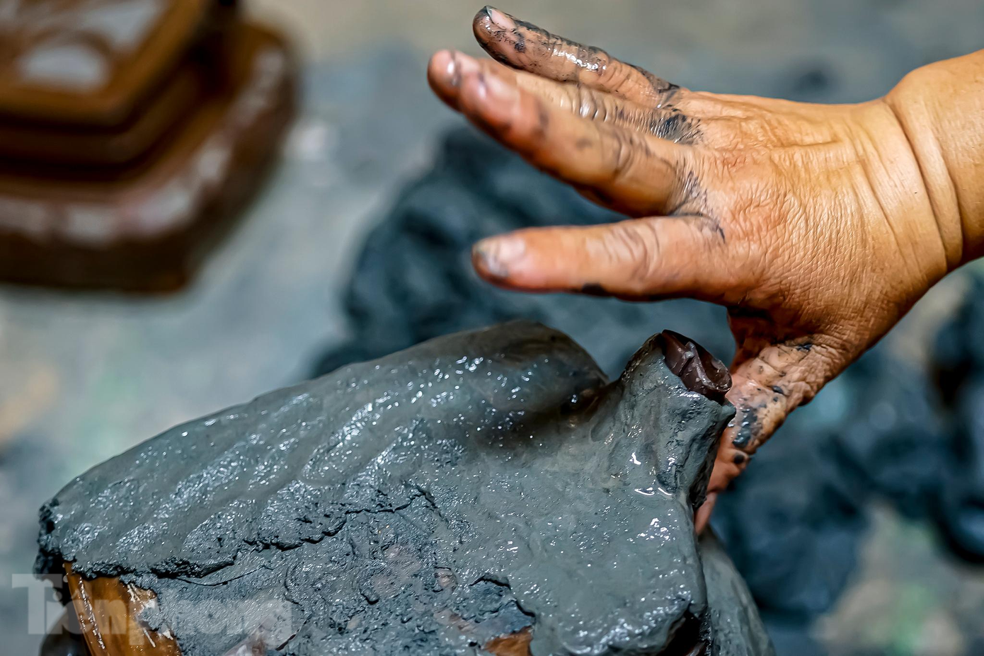 Bít thêm lớp đất thứ hai, lớp đất trong cùng đòi hỏi độ mịn cao để trám vào các vị trí nhỏ. Bít thêm lớp đất thứ hai, lớp đất trong cùng đòi hỏi độ mịn cao để trám vào các vị trí nhỏ.