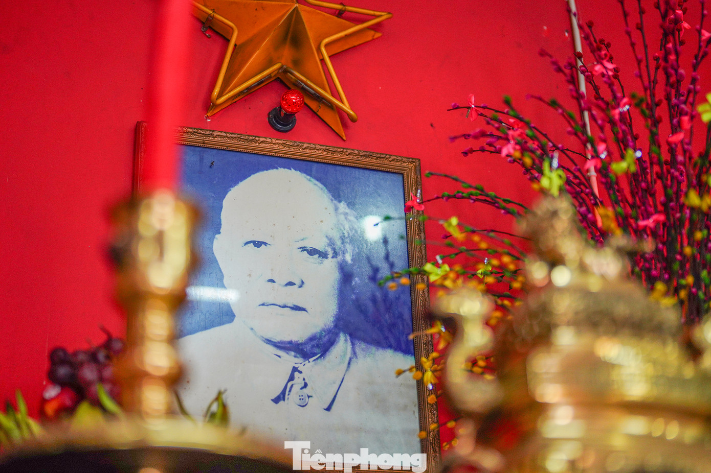 Chân dung Chủ tịch Tôn Đức Thắng trang trọng bên trong nhà lưu niệm của đình Bình Đông.
