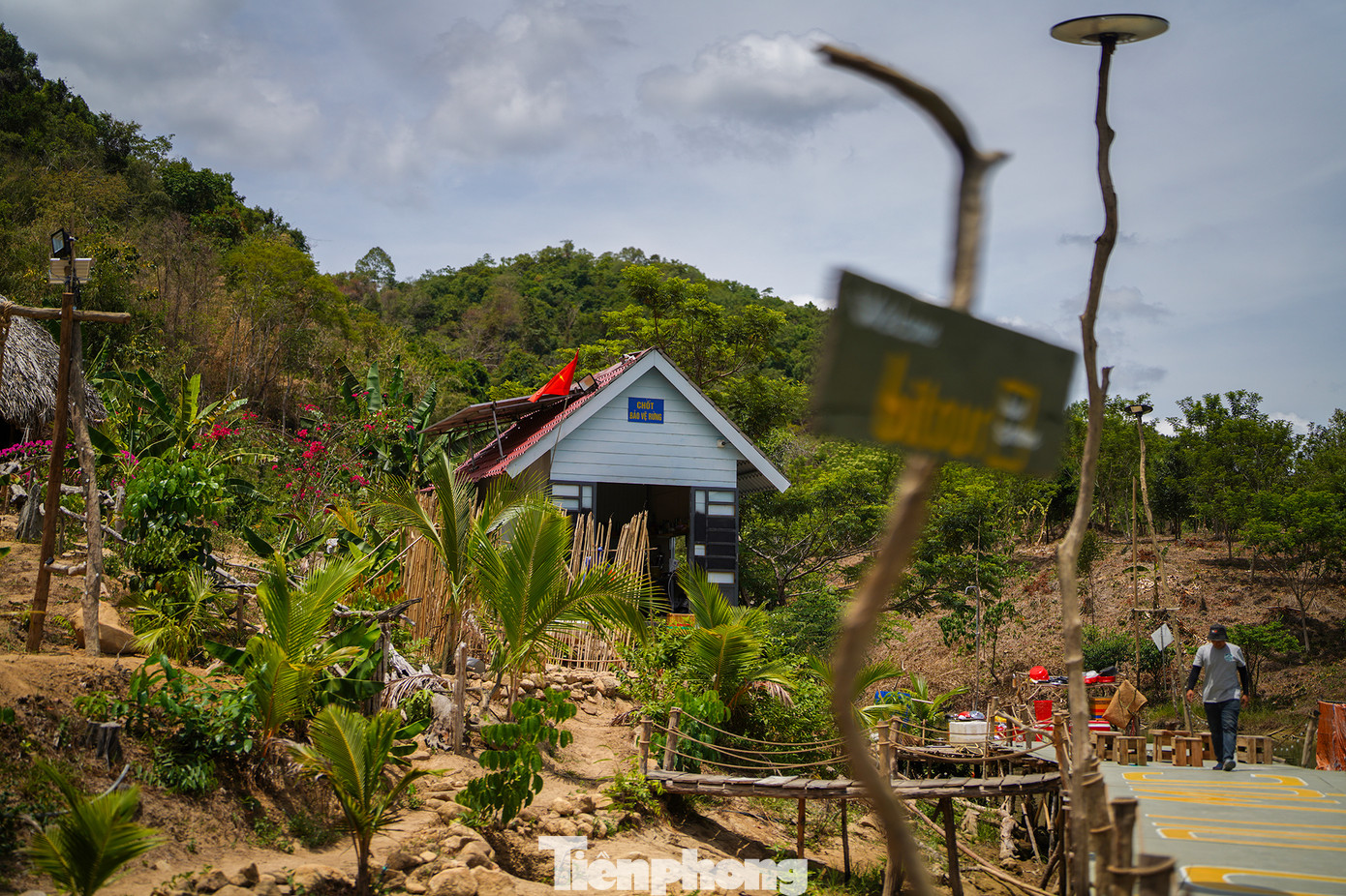 Cách TPHCM gần 170 km, hồ Đa Mi nằm tách biệt với thế giới khô hạn bên ngoài khi vẫn tích được lượng nước lớn trong xanh, mát lạnh. Hồ nằm cách TP Phan Thiết chừng 60 km về phía tây bắc. Xung quanh hồ là những cánh rừng nguyên sinh hùng vĩ, những con suối trong vắt róc rách chảy, bãi cỏ xanh mướt và đẹp nhất, đặc biệt nhất chính là “bộ 3 đệ nhất thác” - thác 9 tầng, thác Mây và thác Mưa. Cách TPHCM gần 170 km, hồ Đa Mi nằm tách biệt với thế giới khô hạn bên ngoài khi vẫn tích được lượng nước lớn trong xanh, mát lạnh. Hồ nằm cách TP Phan Thiết chừng 60 km về phía tây bắc. Xung quanh hồ là những cánh rừng nguyên sinh hùng vĩ, những con suối trong vắt róc rách chảy, bãi cỏ xanh mướt và đẹp nhất, đặc biệt nhất chính là “bộ 3 đệ nhất thác” - thác 9 tầng, thác Mây và thác Mưa.