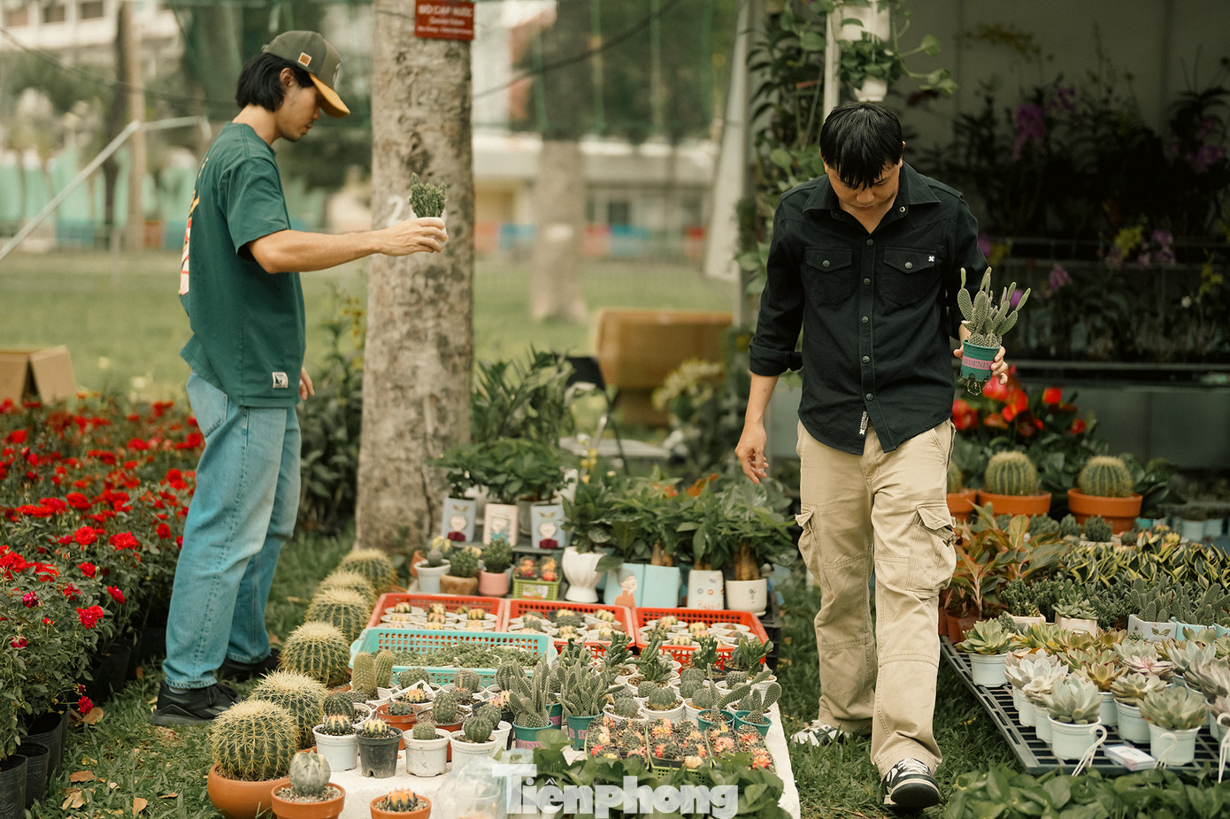 Lễ hội cũng mang đến nhiều sản phẩm phục vụ cho việc trồng hoa cũng như nhiệt tình tư vấn chuyên môn cho người trồng.