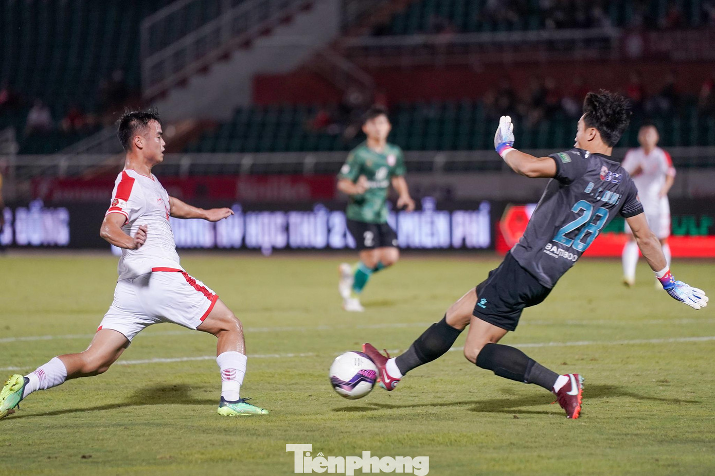 Thủ môn Bùi Tiến Dũng được bầu chọn là cầu thủ xuất sắc nhất trận. Thủ môn Bùi Tiến Dũng được bầu chọn là cầu thủ xuất sắc nhất trận.