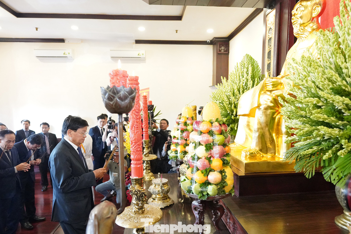 Lễ dâng hương tại Bến Nhà Rồng. (Ảnh: Phạm Nguyễn) Lễ dâng hương tại Bến Nhà Rồng. (Ảnh: Phạm Nguyễn)