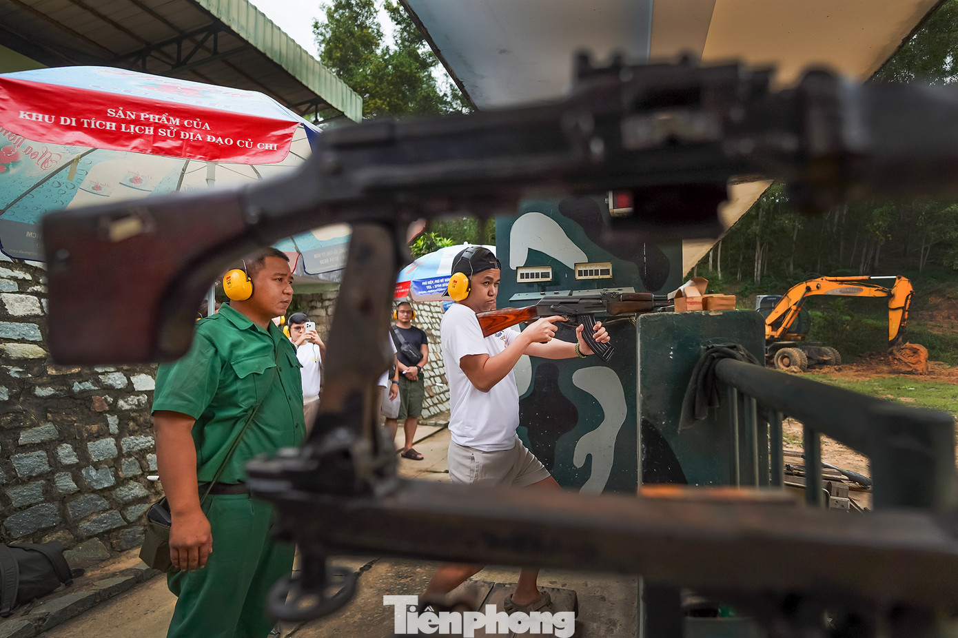 Được bắn đạn thật trong trường bắn thể thao quốc phòng luôn mang lại cho du khách sự phấn khích, đây là trải nghiệm không phổ biến ở các điểm du lịch khác.