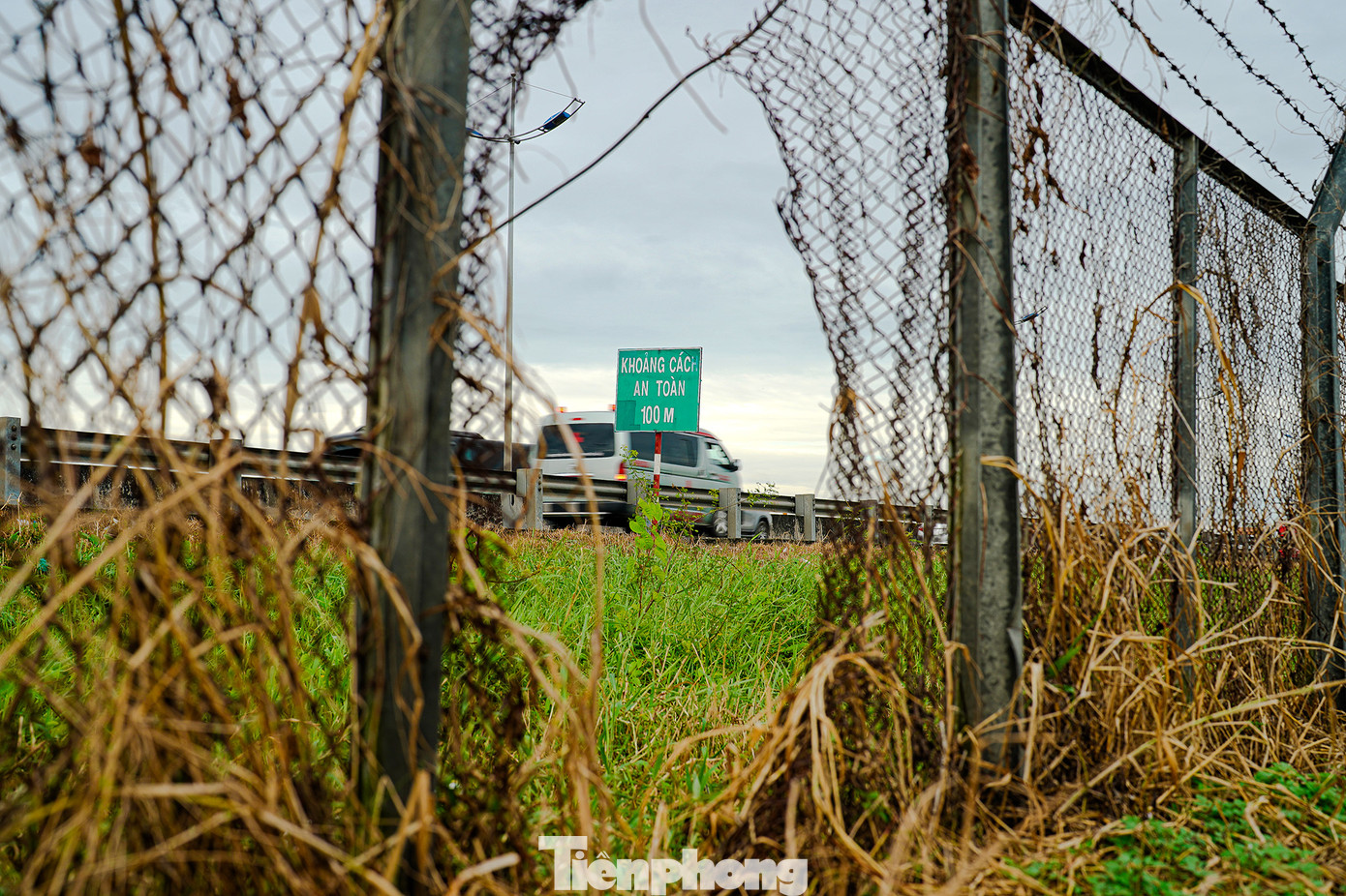 Một đoạn rào an toàn đường cao tốc địa phận xã Nhị Thành (huyện Bến Lức) bị rách toạc một lỗ lớn.