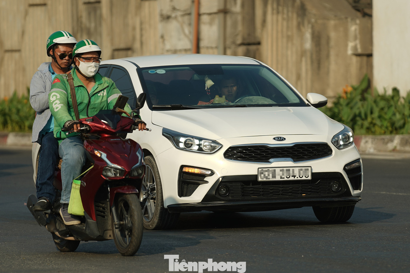 Theo người dân sống ở khu vực này, có rất nhiều vụ tai nạn từ việc xe máy đi thẳng, xe lớn quẹo phải.