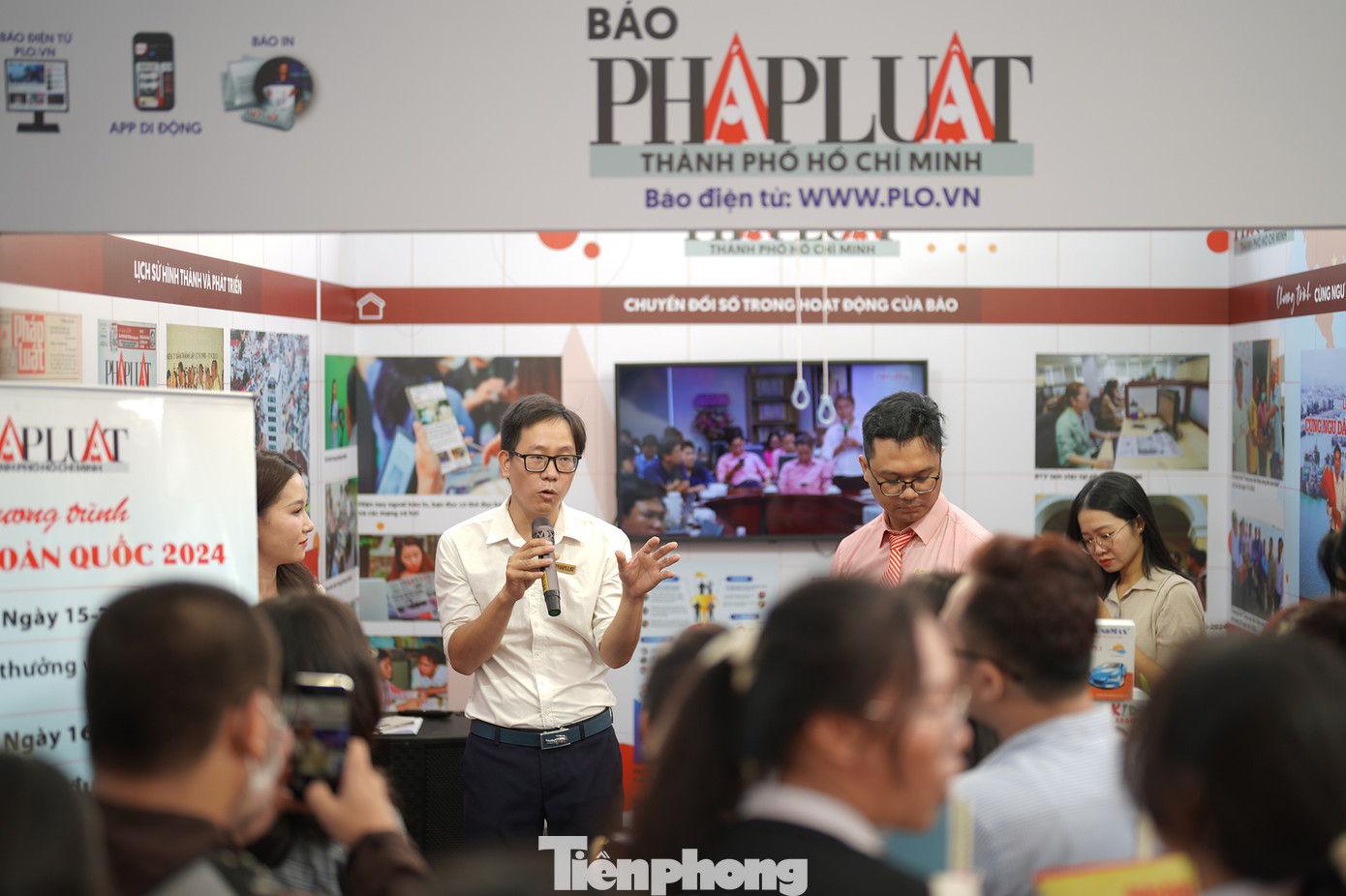 Gian trưng bày của báo Pháp luật TPHCM thu hút nhiều bạn trẻ khi có buổi chia sẻ kinh nghiệm làm phóng sự điều tra của phóng viên chuyên mảng.