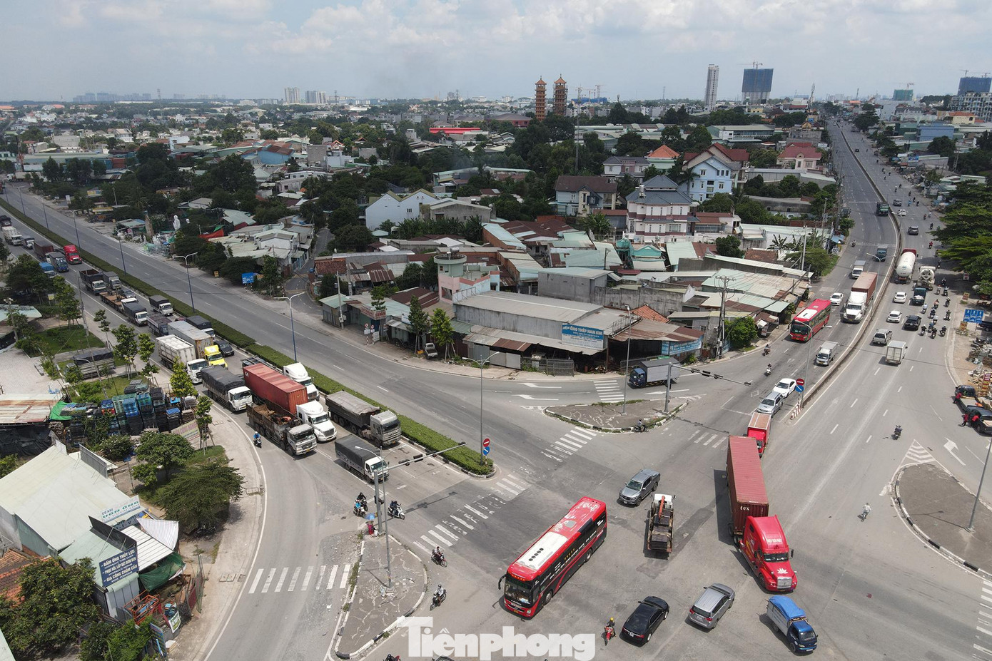 Nhánh bên trái là trục cao tốc Tân Vạn - Mỹ Phước, nhánh bên phải là Quốc lộ 1K. Chủ tịch UBND TPHCM Phan Văn Mãi cho rằng, quy hoạch vành đai 3 có từ năm 2011, nếu triển khai ngay sau khi có quy hoạch, chắc chắn chi phí giải phóng mặt bằng sẽ giảm 1/10 so với bây giờ.