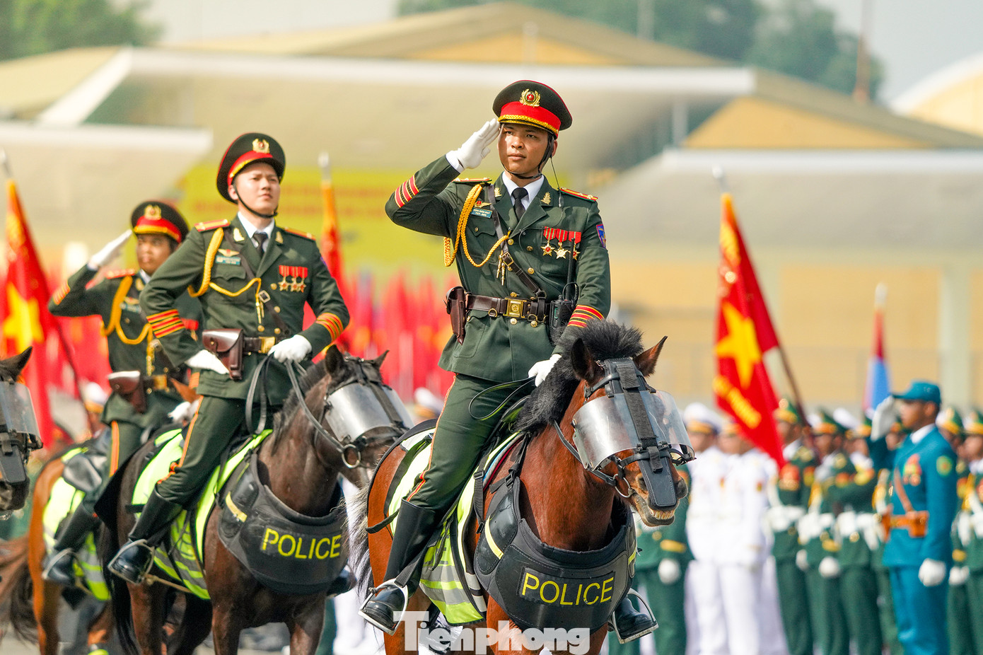 Uy nghi đội kỵ binh tiến vào khu lễ đài. Đội kỵ binh với 62 ngựa được các chiến sĩ huấn luyện chia thành nhiều hàng tham gia buổi hợp luyện. Thượng tá Lê Sỹ Hà - Thành viên Sở chỉ huy diễu binh, diễu hành Bộ Công an, Chỉ huy trưởng khối Cảnh sát cơ động kỵ binh - thông tin trong quá trình huấn luyện cũng gặp một số khó khăn nhất định, nhất là về thời tiết. Lực lượng quân y, thú y luôn bám sát nhiệm vụ để chăm sóc và đảm bảo sức khỏe cho người và ngựa.