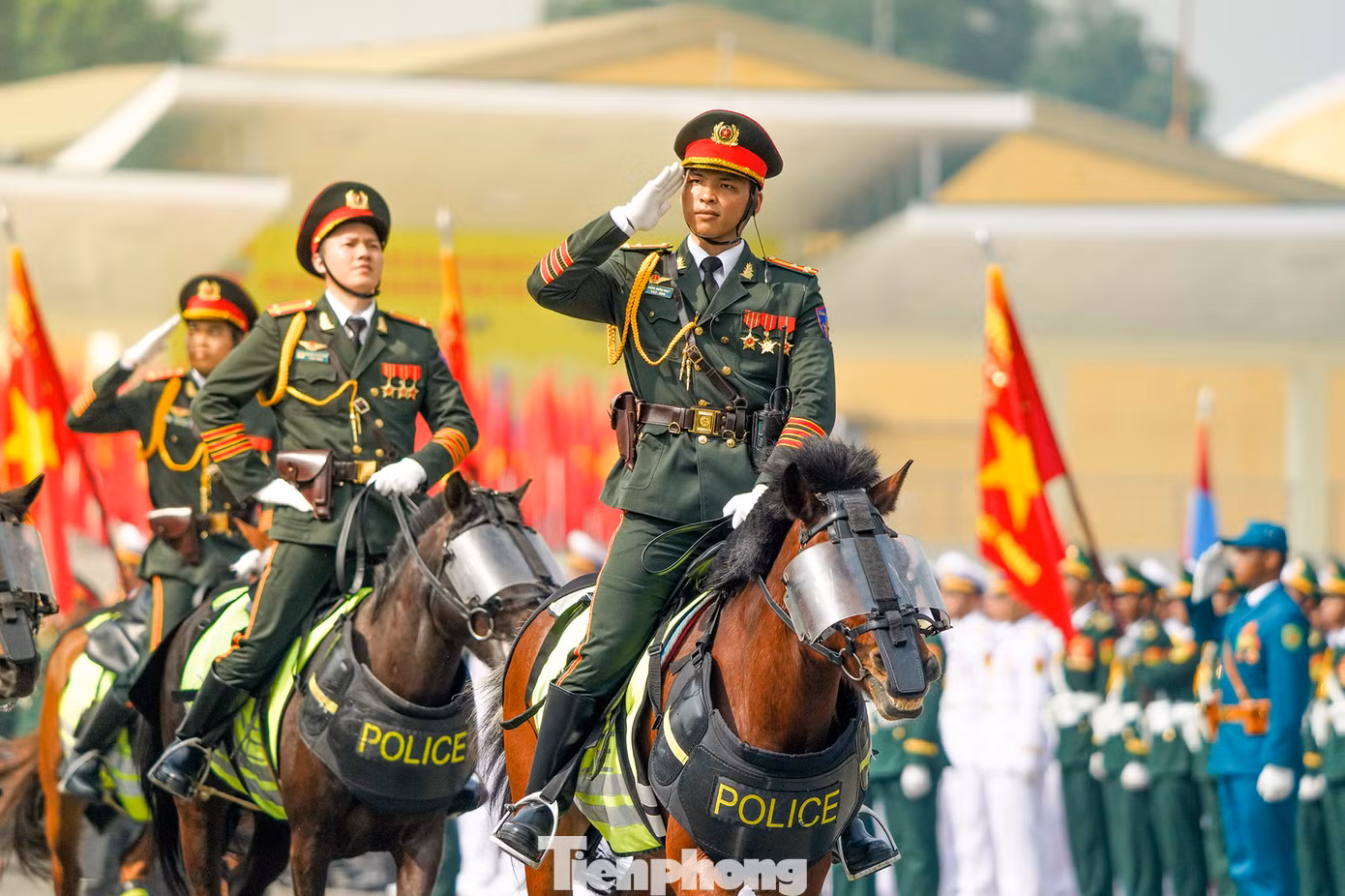 Uy nghi đội kỵ binh tiến vào khu lễ đài. Đội kỵ binh với 62 ngựa được các chiến sĩ huấn luyện chia thành nhiều hàng tham gia buổi hợp luyện. Thượng tá Lê Sỹ Hà - Thành viên Sở chỉ huy diễu binh, diễu hành Bộ Công an, Chỉ huy trưởng khối Cảnh sát cơ động kỵ binh - thông tin trong quá trình huấn luyện cũng gặp một số khó khăn nhất định, nhất là về thời tiết. Lực lượng quân y, thú y luôn bám sát nhiệm vụ để chăm sóc và đảm bảo sức khỏe cho người và ngựa.