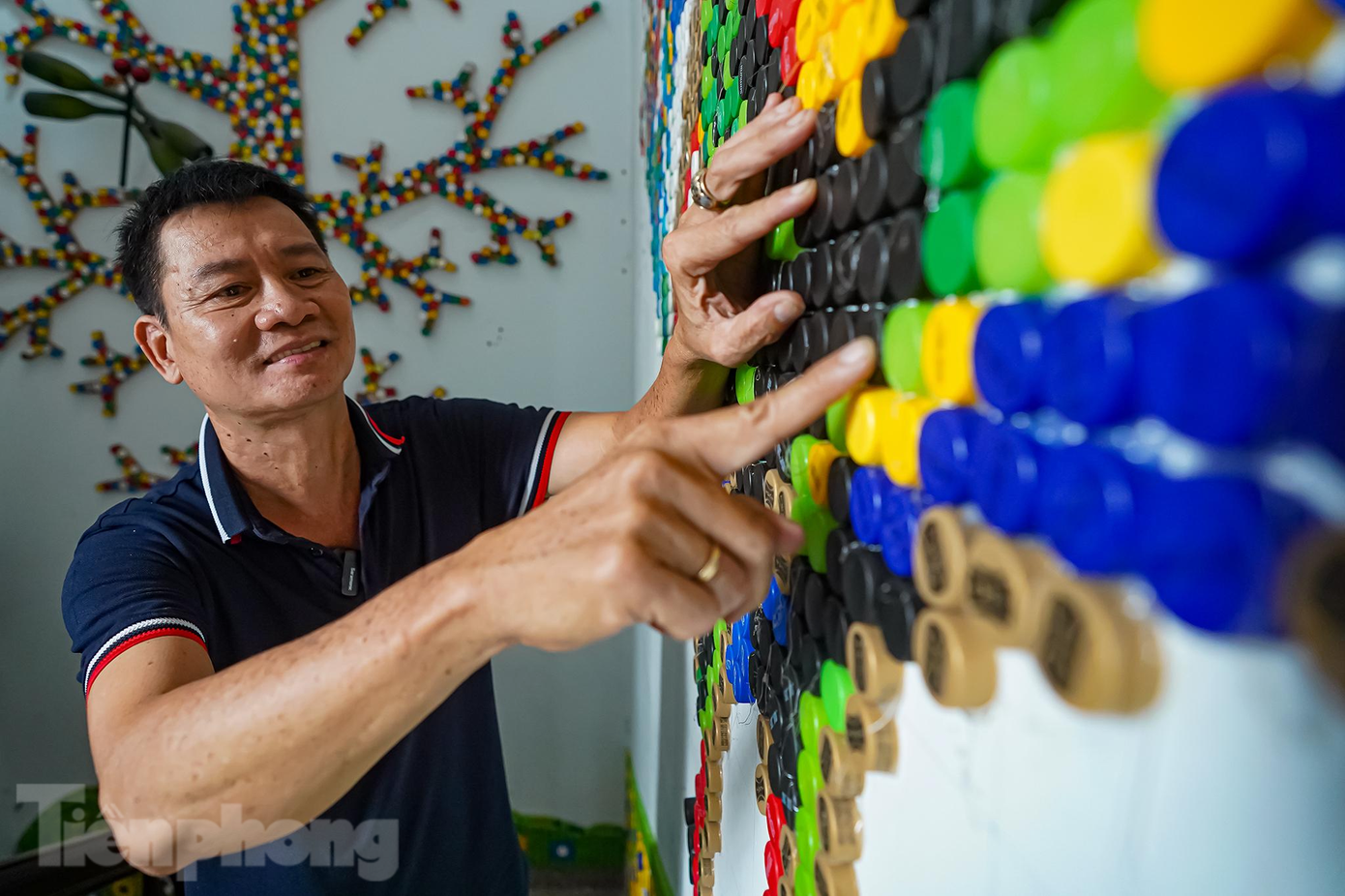 “Ngôi nhà chai lọ này mang lại cho gia đình tôi nhiều niềm vui, tình cảm gia đình, bạn bè được gắn kết và nuôi dưỡng. Được hòa mình vào những đồ vật thân thương do chính mình sưu tầm, thiết kế, lòng tôi lại bừng lên những cảm xúc của sự thân thuộc, sự yên lành và sự đồng cảm của từng thành viên trong gia đình. Nên cũng từ đó mà có thêm cái tên “Ngôi nhà cho lại” ”, chủ nhân ngôi nhà bộc bạch.