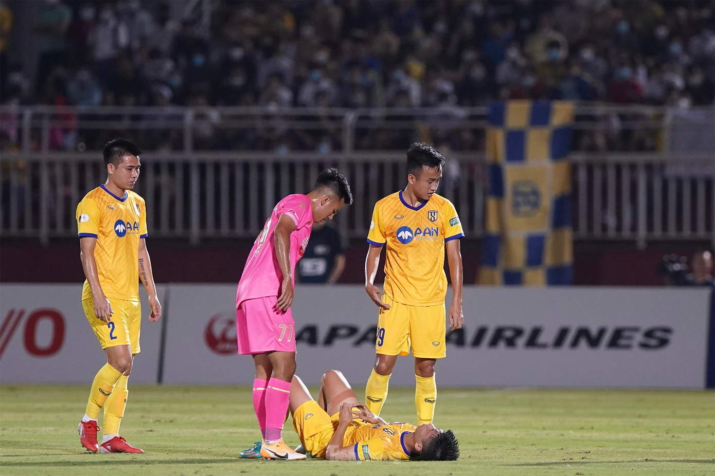 Phút 18, Phan Văn Đức dính chấn thương và không thể tiếp tục thi đấu, anh rời sân để nhường chỗ cho Đinh Xuân Tiến. Khi mà ĐT Việt Nam chuẩn bị tập trung để chuẩn bị cho hai trận cuối cùng ở vòng loại thứ 3 World Cup 2022 thì chấn thương của Văn Đức khiến HLV Park Hang Seo lo lắng. Phút 18, Phan Văn Đức dính chấn thương và không thể tiếp tục thi đấu, anh rời sân để nhường chỗ cho Đinh Xuân Tiến. Khi mà ĐT Việt Nam chuẩn bị tập trung để chuẩn bị cho hai trận cuối cùng ở vòng loại thứ 3 World Cup 2022 thì chấn thương của Văn Đức khiến HLV Park Hang Seo lo lắng.