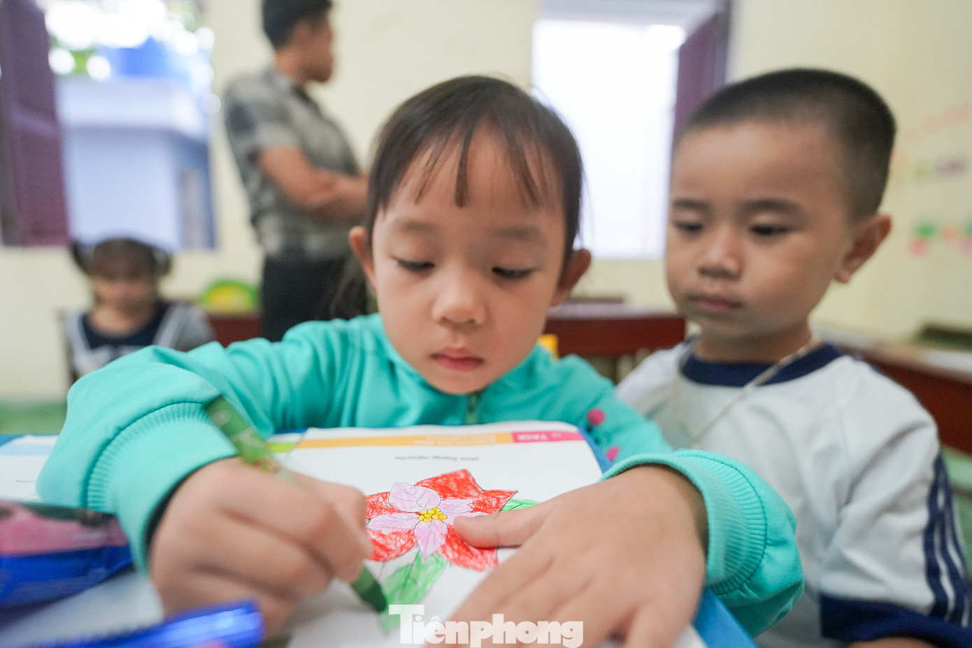 Thầy Truyền luôn cảm thấy vui vẻ và hạnh phúc khi được cống hiến niềm đam mê và sức trẻ của mình cho sự nghiệp gieo chữ ở dải đất thiêng liêng của tổ quốc, đảo nhỏ giữa biển khơi 4 mùa sóng vỗ này.