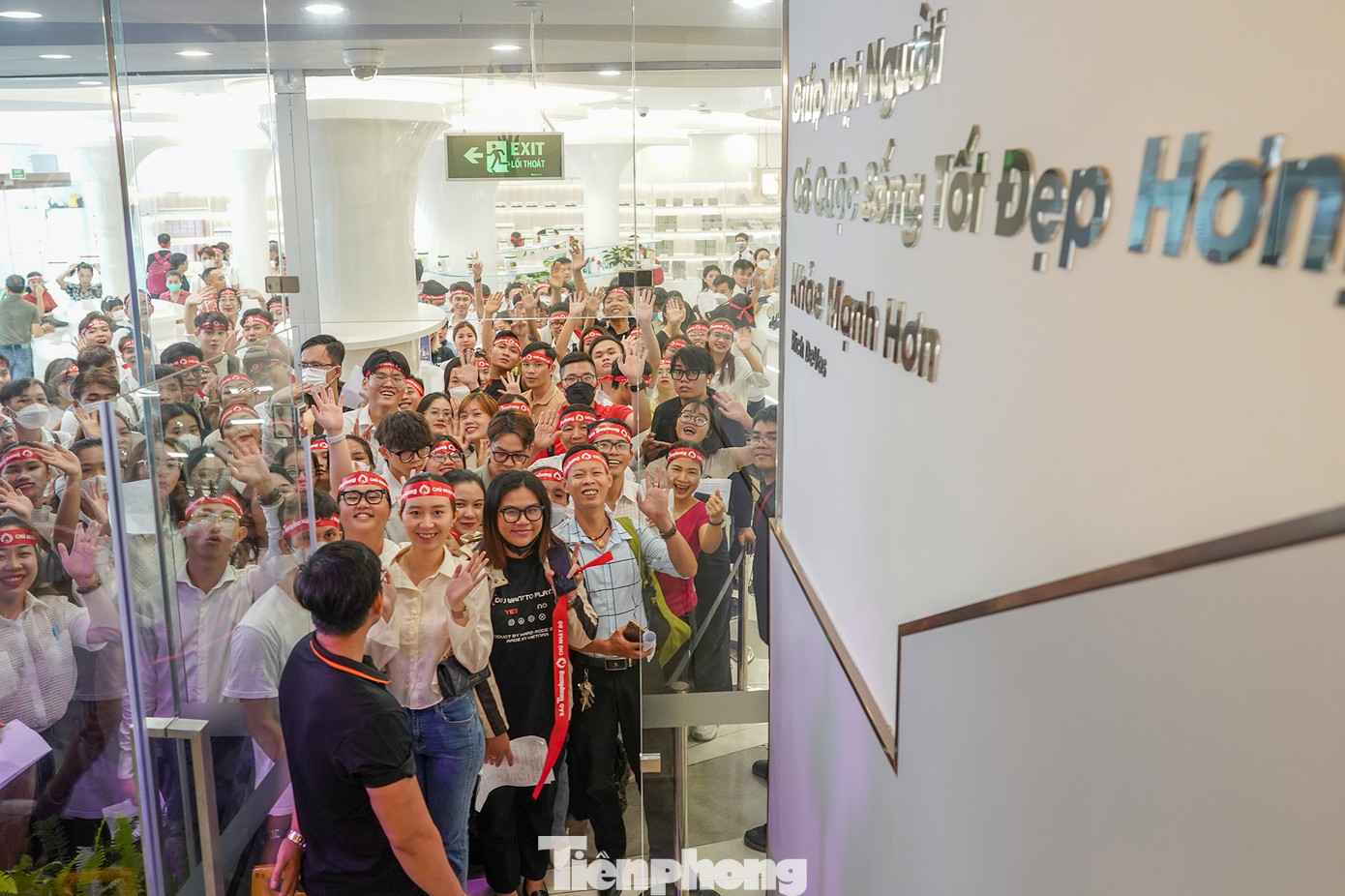 Từ sáng sớm, hàng trăm nhà phân phối, nhân viên công ty Amway đã tạo nên bầu không khí sôi nổi tại sảnh chính chờ tham gia hiến máu.