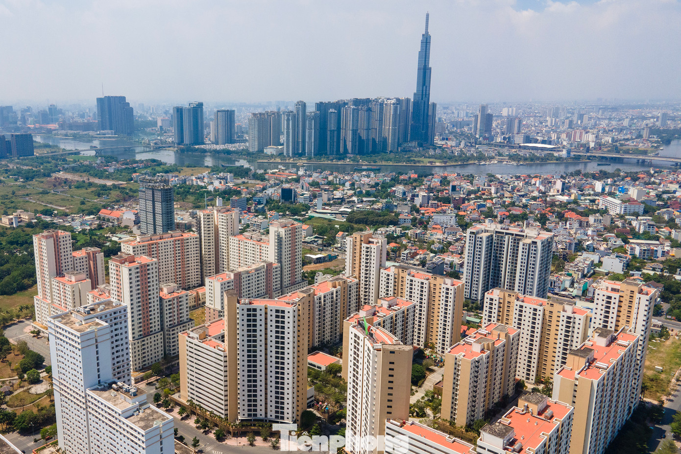 Khu tái định cư Bình Khánh do nhiều chủ đầu tư như Tiến Phước, Trần Thái, Thuận Việt, Đức Khải, Keppel Land… xây dựng. Với hơn 12.000 căn hộ trên diện tích gần 86 ha, đây là khu tái định cư lớn nhất TPHCM tính đến nay.